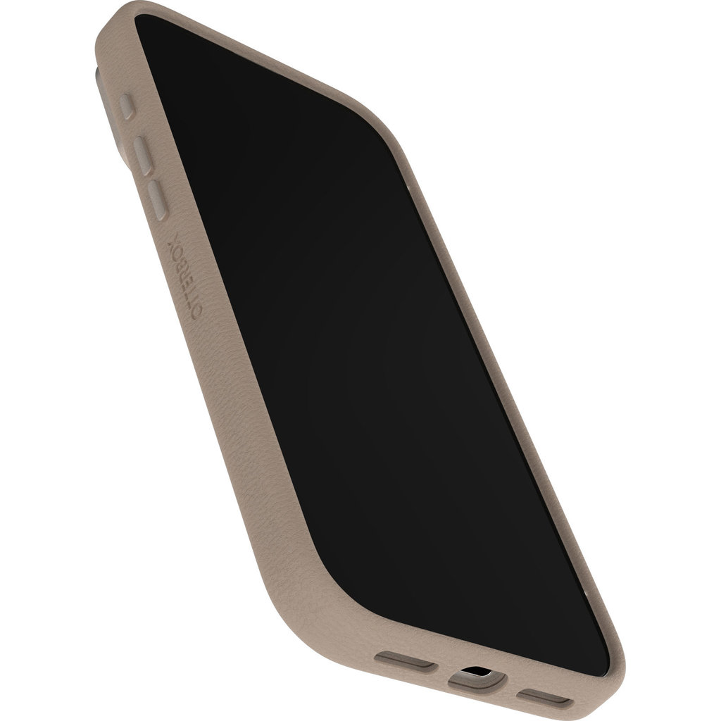 Uno smartphone in custodia di pelle grigia, visto di sbieco frontalmente su sfondo bianco.