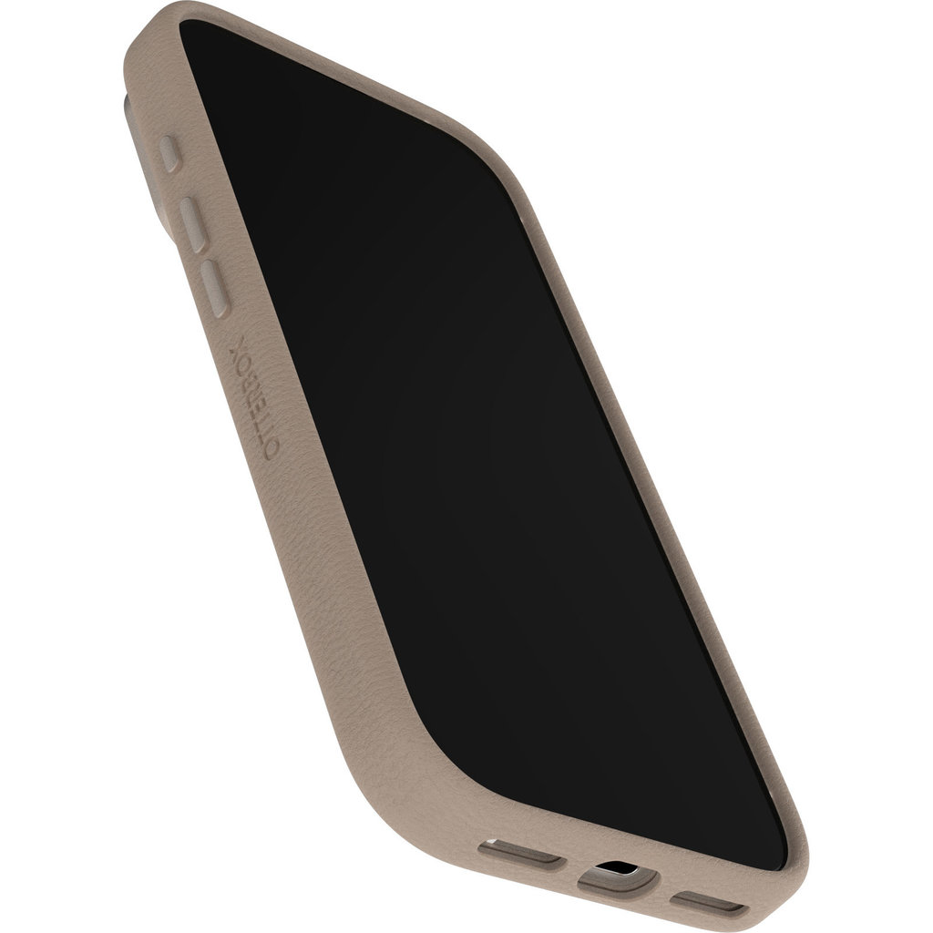Uno smartphone grigio in una custodia protettiva in pelle su sfondo bianco.