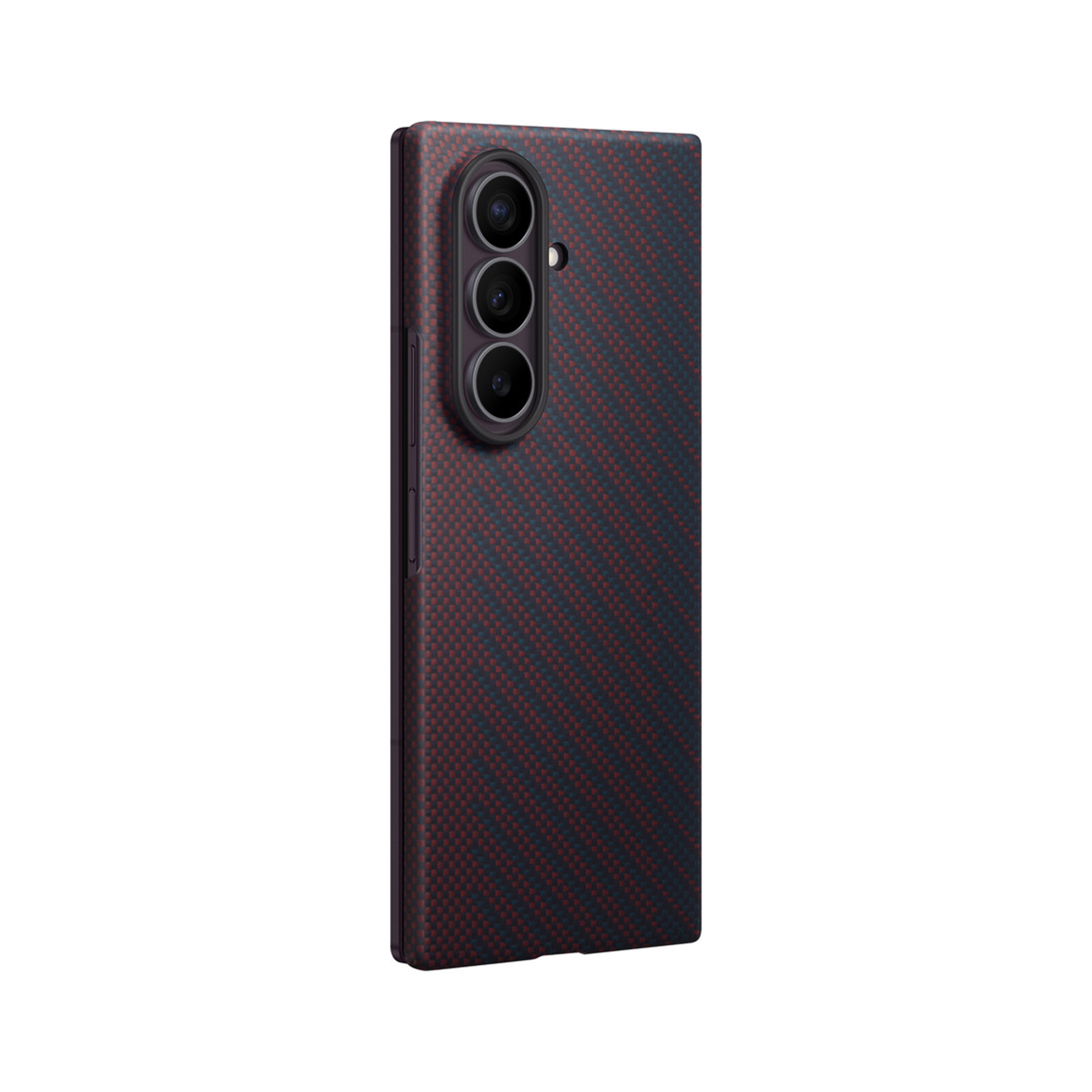 Achterkant van een smartphone met rood-zwarte carbonhoes en verticale drievoudige camera.