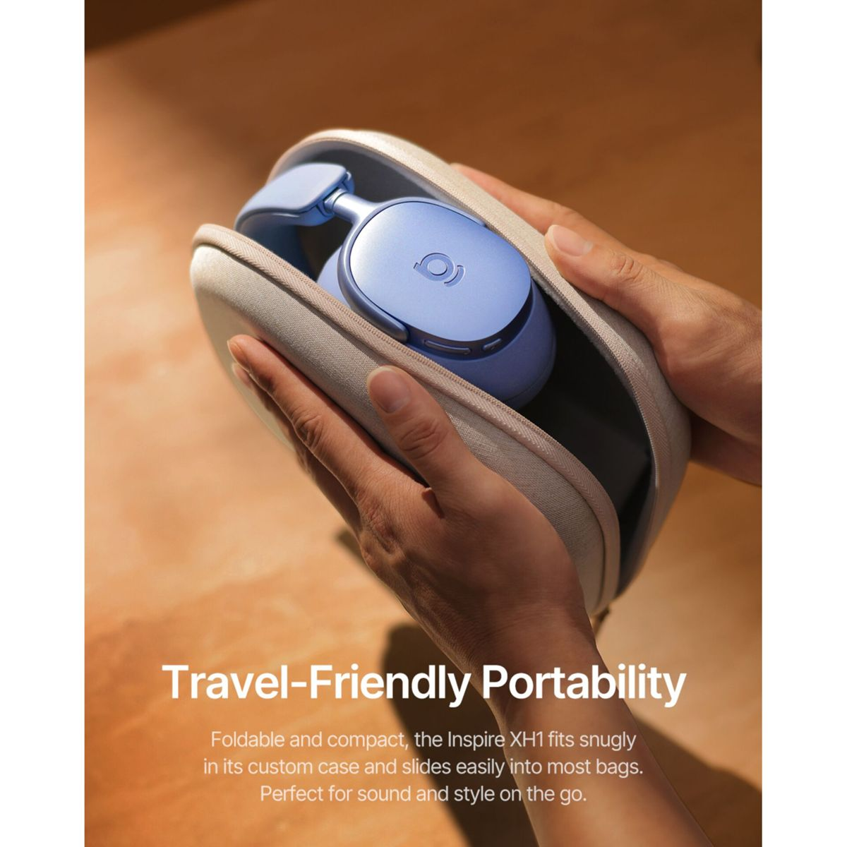 Mani che ripongono cuffie wireless blu in un astuccio da viaggio rigido beige su una superficie di legno.