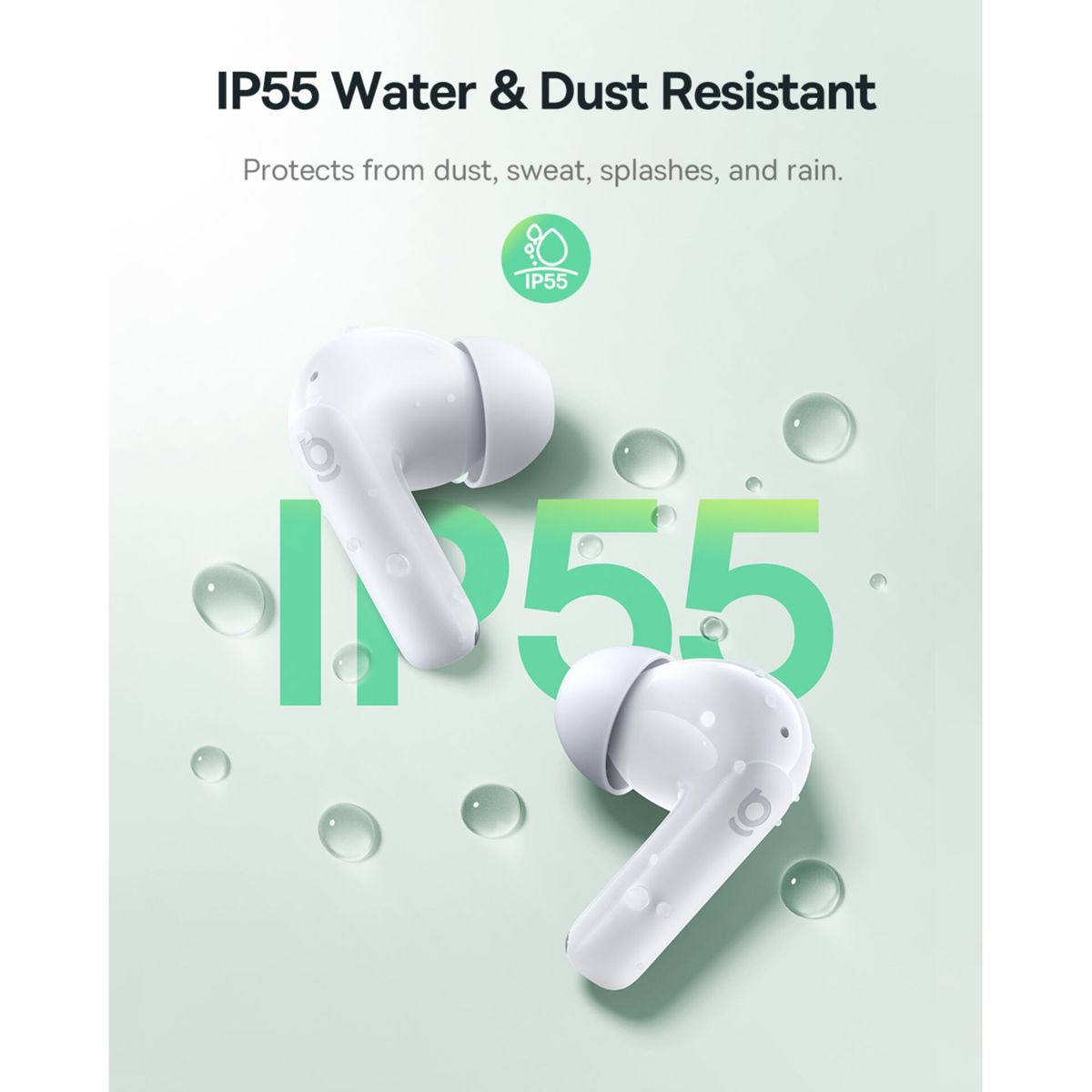 Due auricolari bianchi con resistenza all'acqua IP55 su sfondo verde con gocce d'acqua.