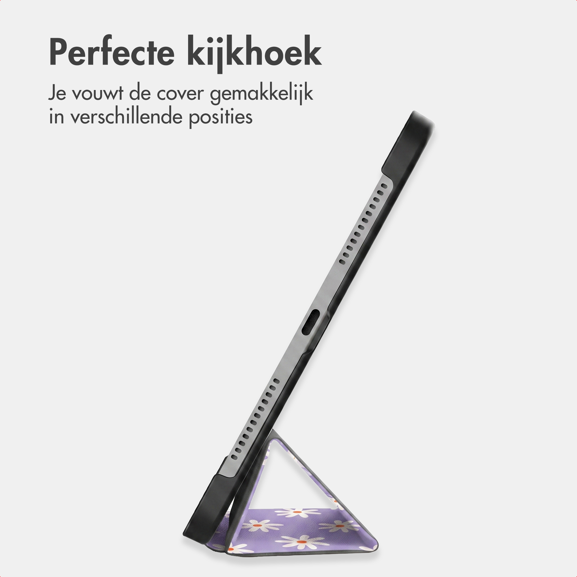 Une tablette dans une coque se tient debout sur un étui violet plié avec un motif floral blanc.