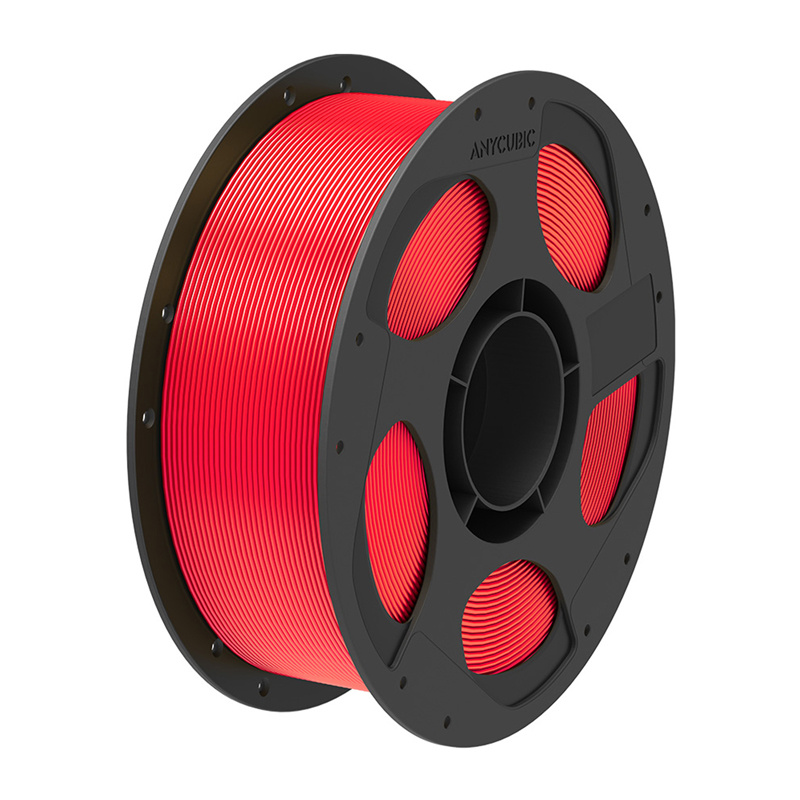 Una bobina di plastica nera riempita con filamento per stampa 3D rosso vivo su sfondo bianco.