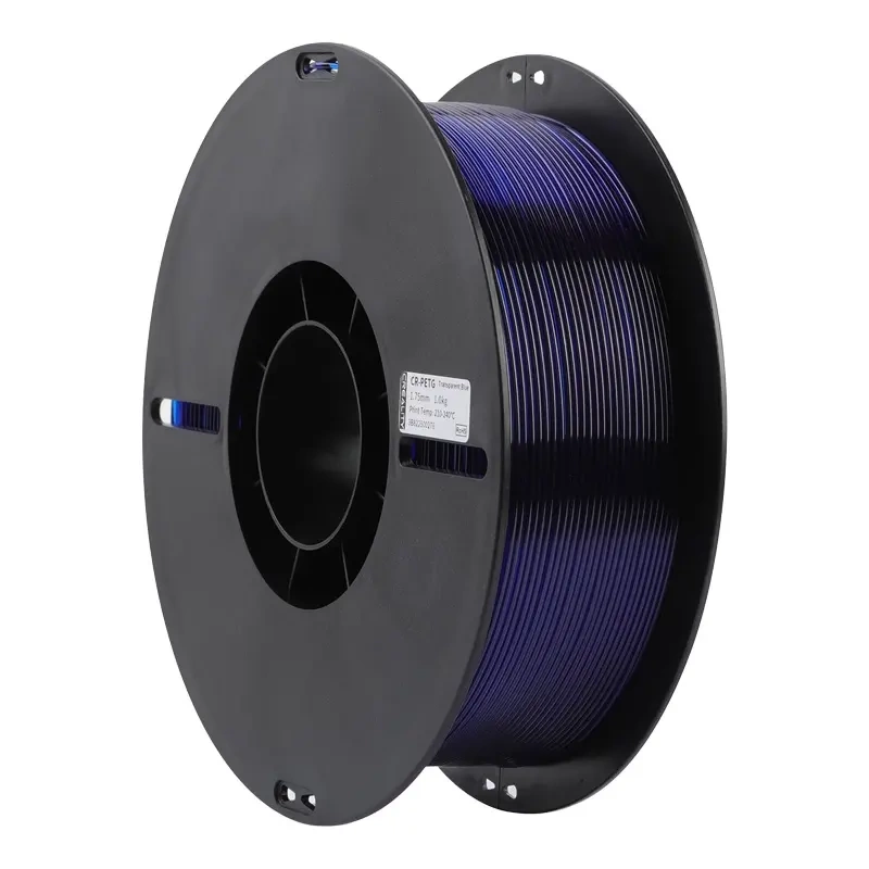 Una bobina nera riempita con filamento blu trasparente per stampante 3D.