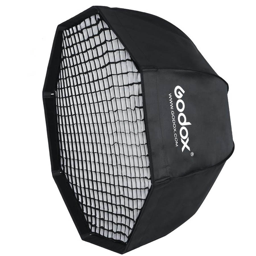 Eine schwarze Godox-Softbox mit weißem Diffusor und Wabengitter auf weißem Hintergrund.
