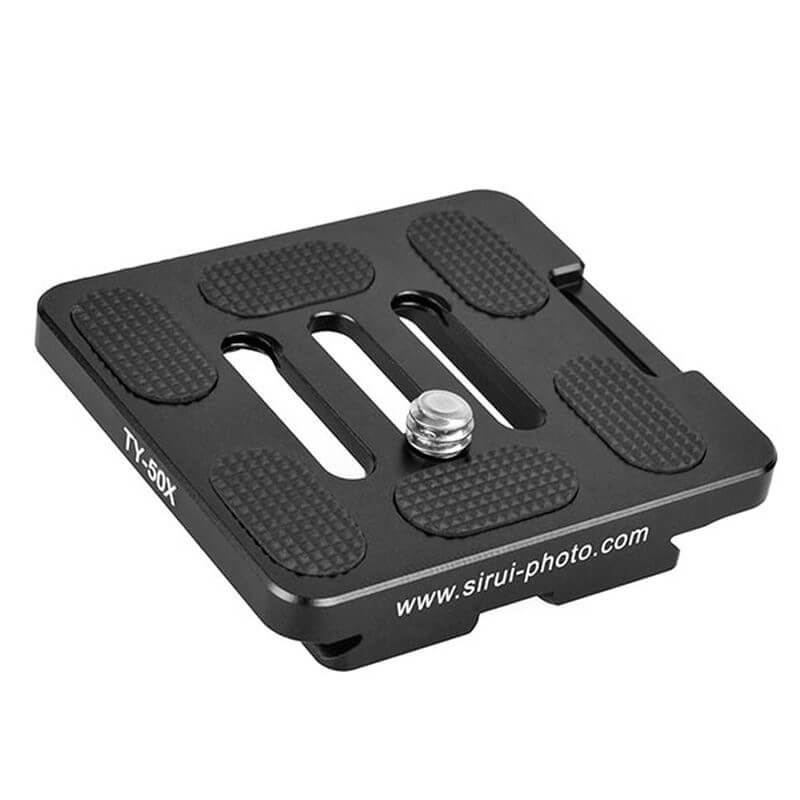 Una piastra a sgancio rapido per fotocamera Sirui TY-50X nera con gommini e vite.