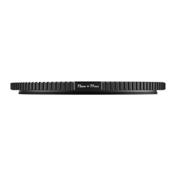 Schwarzer Kamerafilter-Adapter, 72 mm bis 77 mm, mit geriffeltem Rand auf weißem Hintergrund.