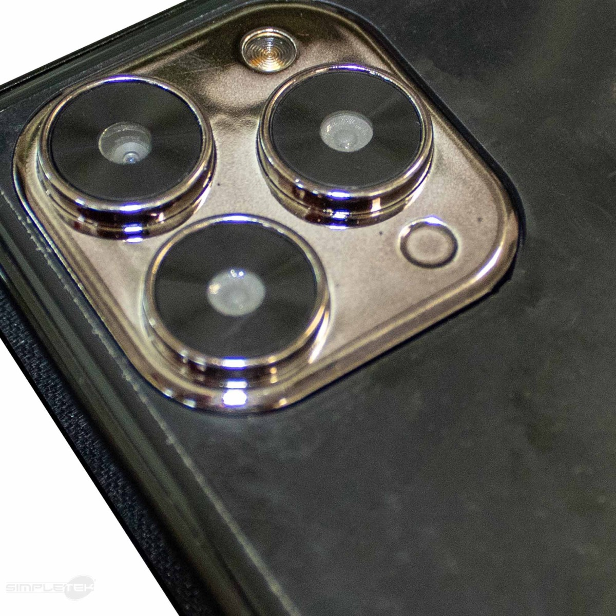 Primo piano del modulo della fotocamera a tripla lente di uno smartphone con cornice.