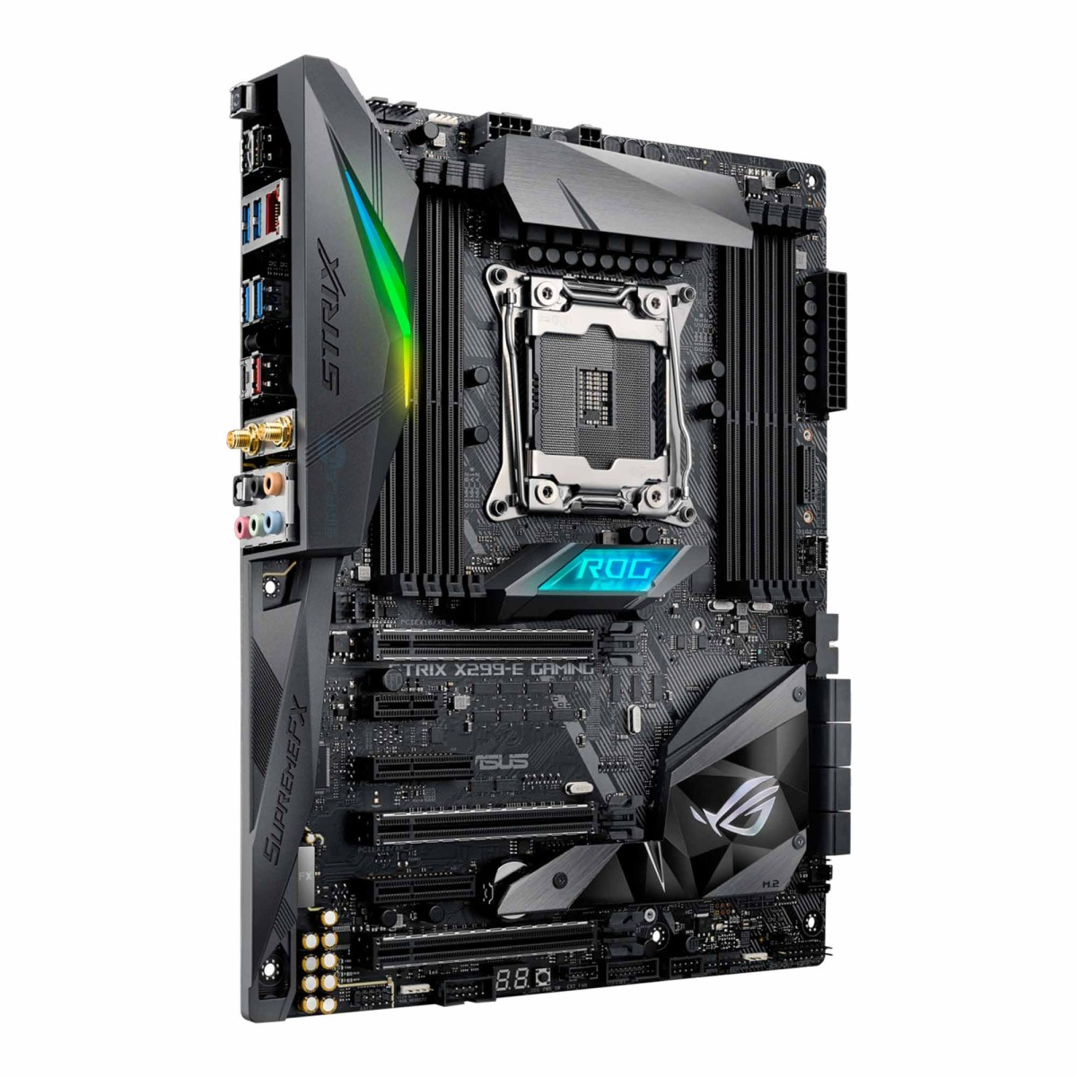Una scheda madre da gioco Asus ROG Strix X299-E nera con porte, illuminazione RGB e socket CPU su sfondo bianco.