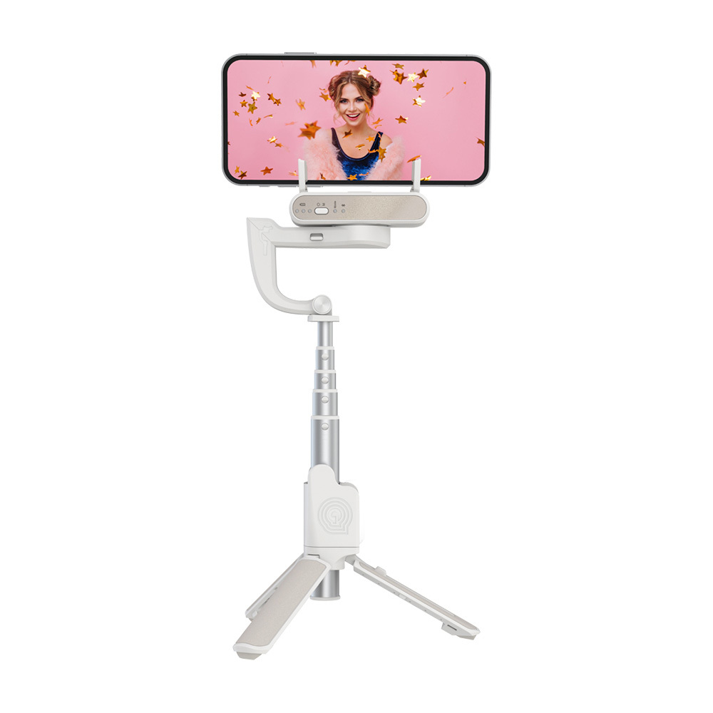 Ein weißer Smartphone-Gimbal mit ausziehbarer Stange und Stativeis, hält ein Telefon mit lächelnder Frau.
