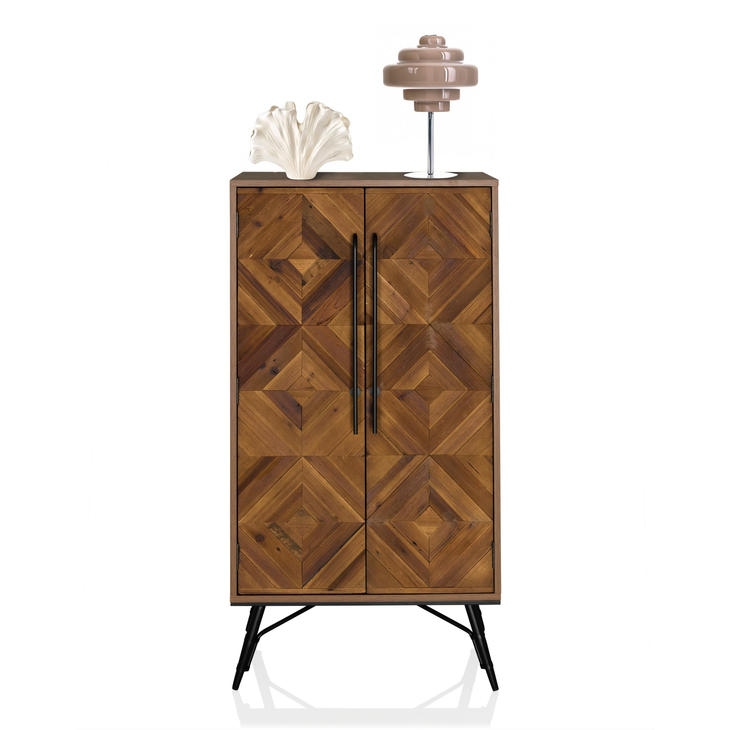 Ein hölzerner Schrank mit geometrischem Muster, langen schwarzen Griffen und Metallbeinen, darauf eine weiße Skulptur und eine Lampe.