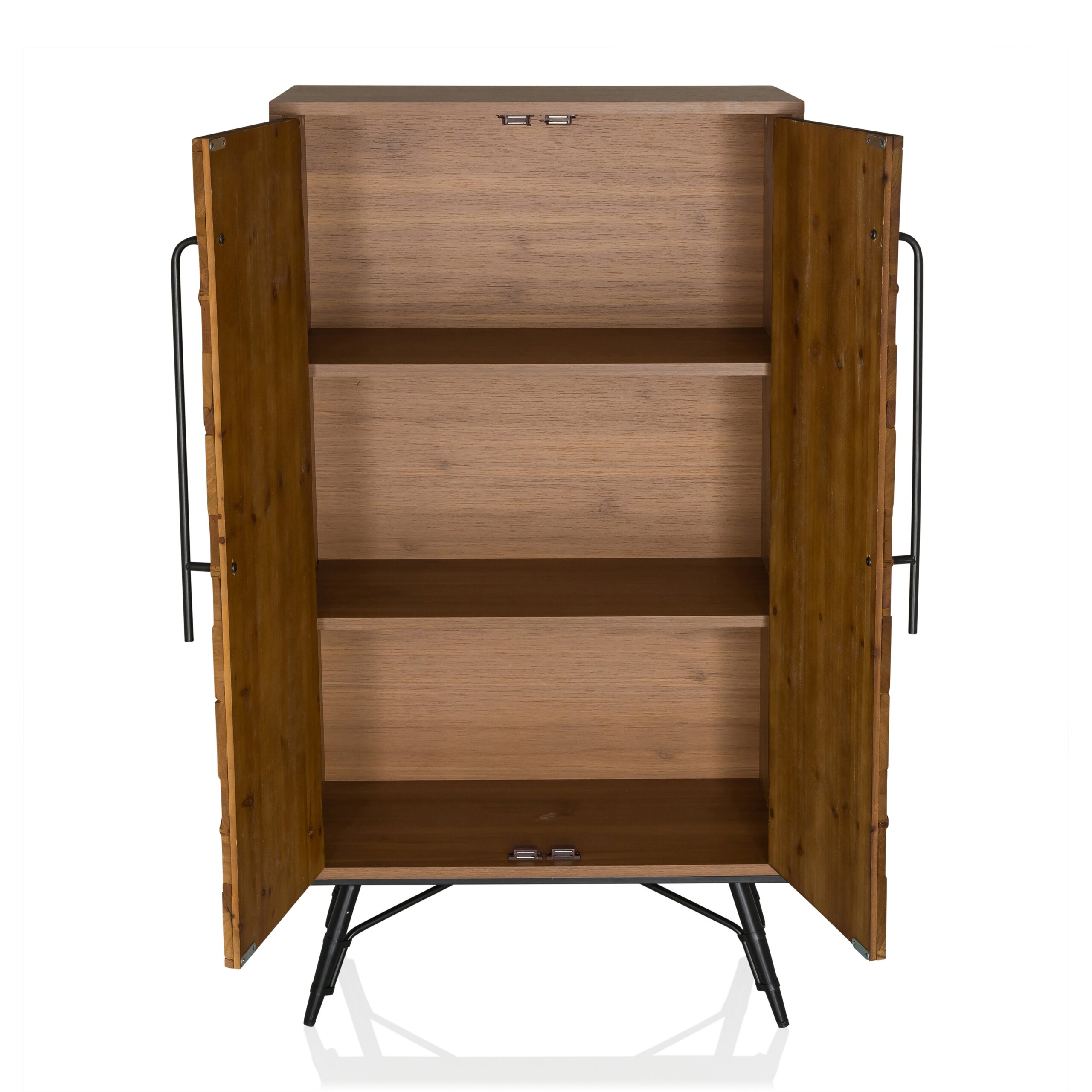 Ein Holzschrank mit geöffneten Türen, drei Regalböden und schwarzen Metallbeinen vor weißem Hintergrund.