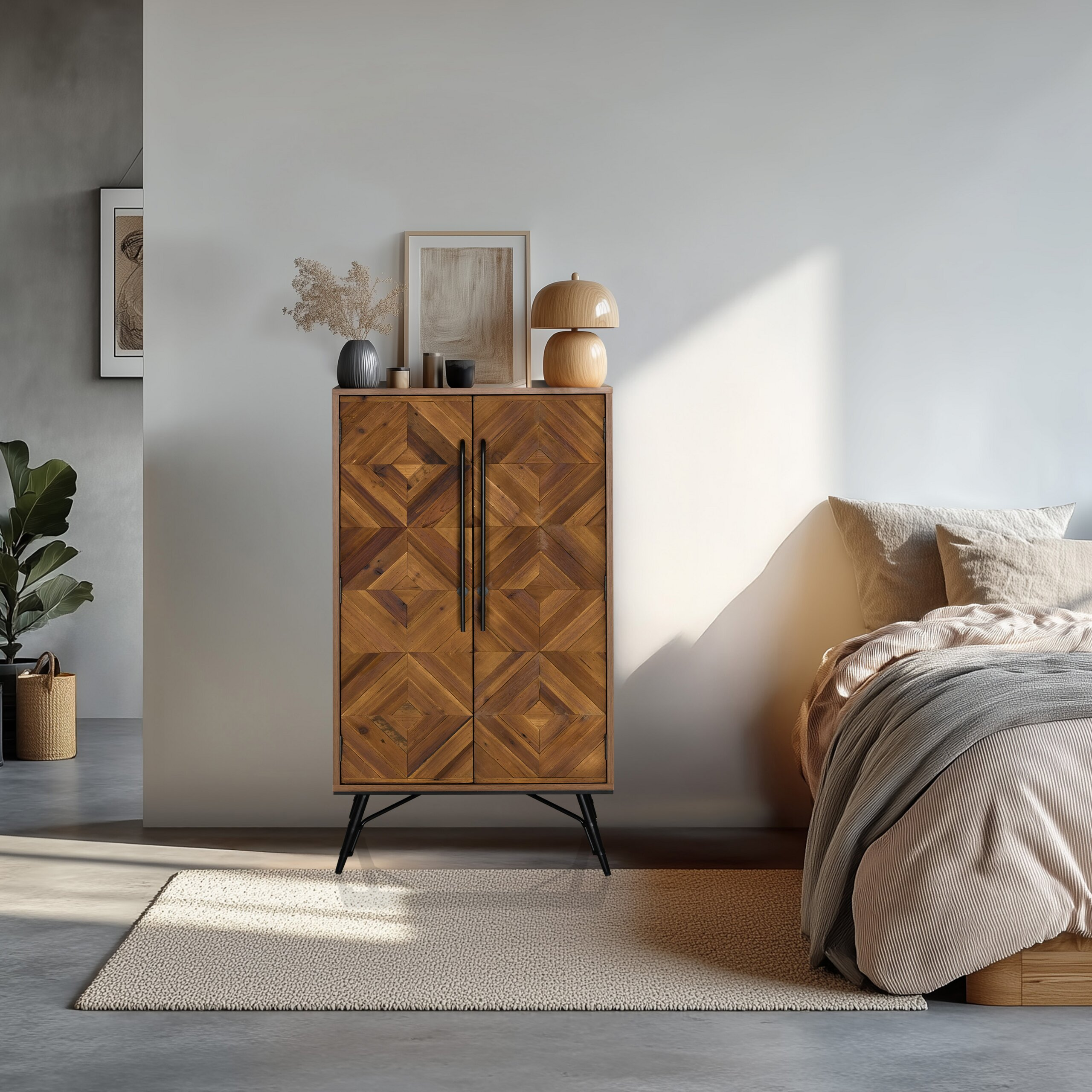 Moderner Holzschrank mit geometrischem Muster, Lampe und Deko, daneben ein Bett und ein Teppich in hellem Zimmer.