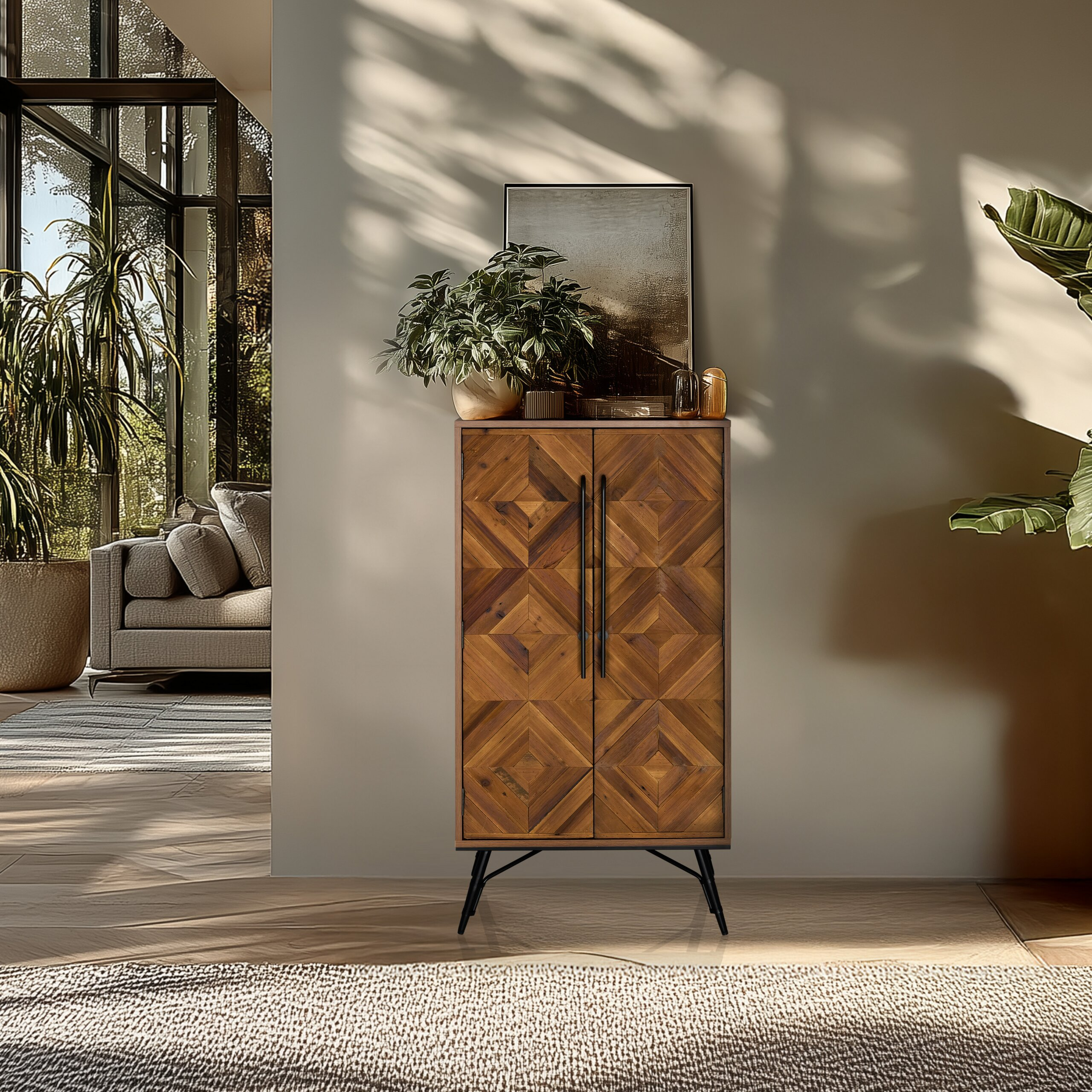 Ein Holzschrank mit geometrischen Mustern steht an einer Wand mit Pflanze und Bild in einem hellen Raum.