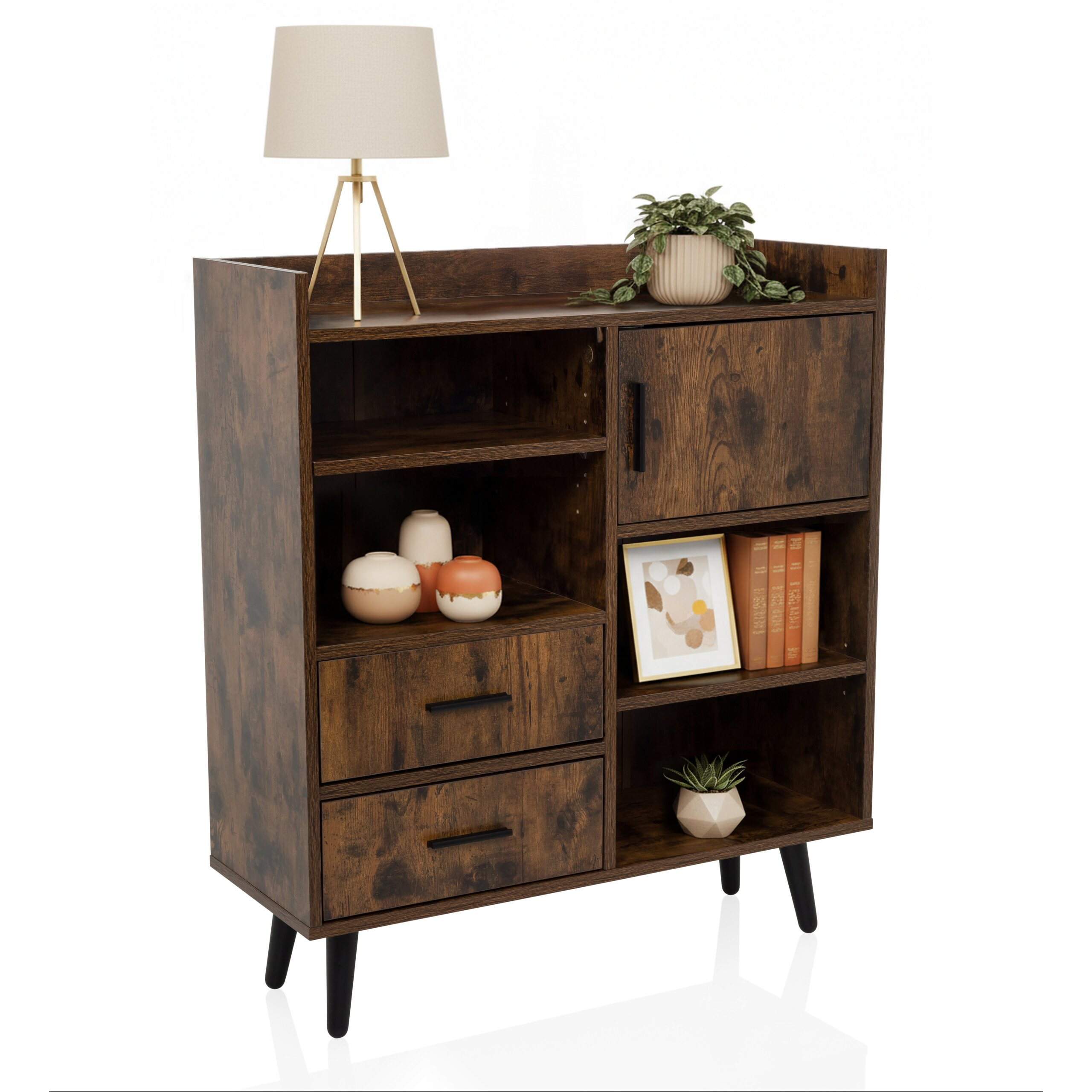 Ein rustikaler Dunkelholzschrank mit Regalen, Schubladen, Lampe, Vasen, Büchern und Pflanzen.
