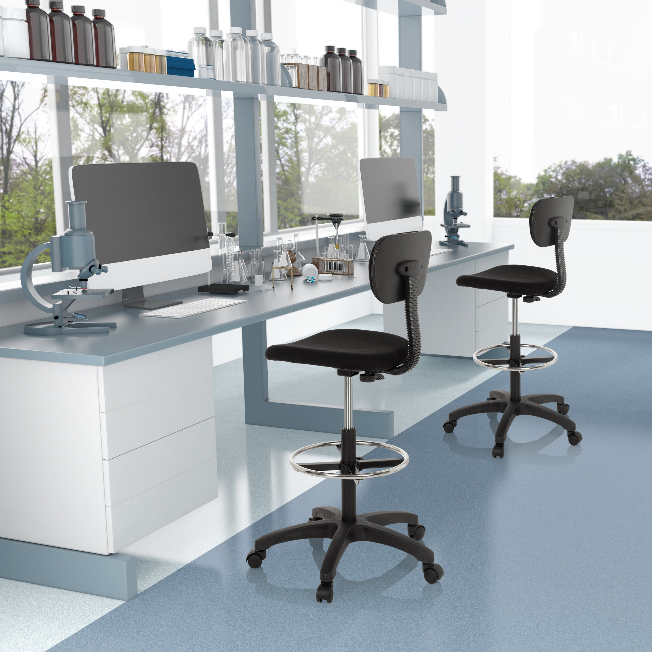 Moderne Laborraumausstattung mit Computern, Mikroskopen und Chemikalienregalen vor Fenstern.