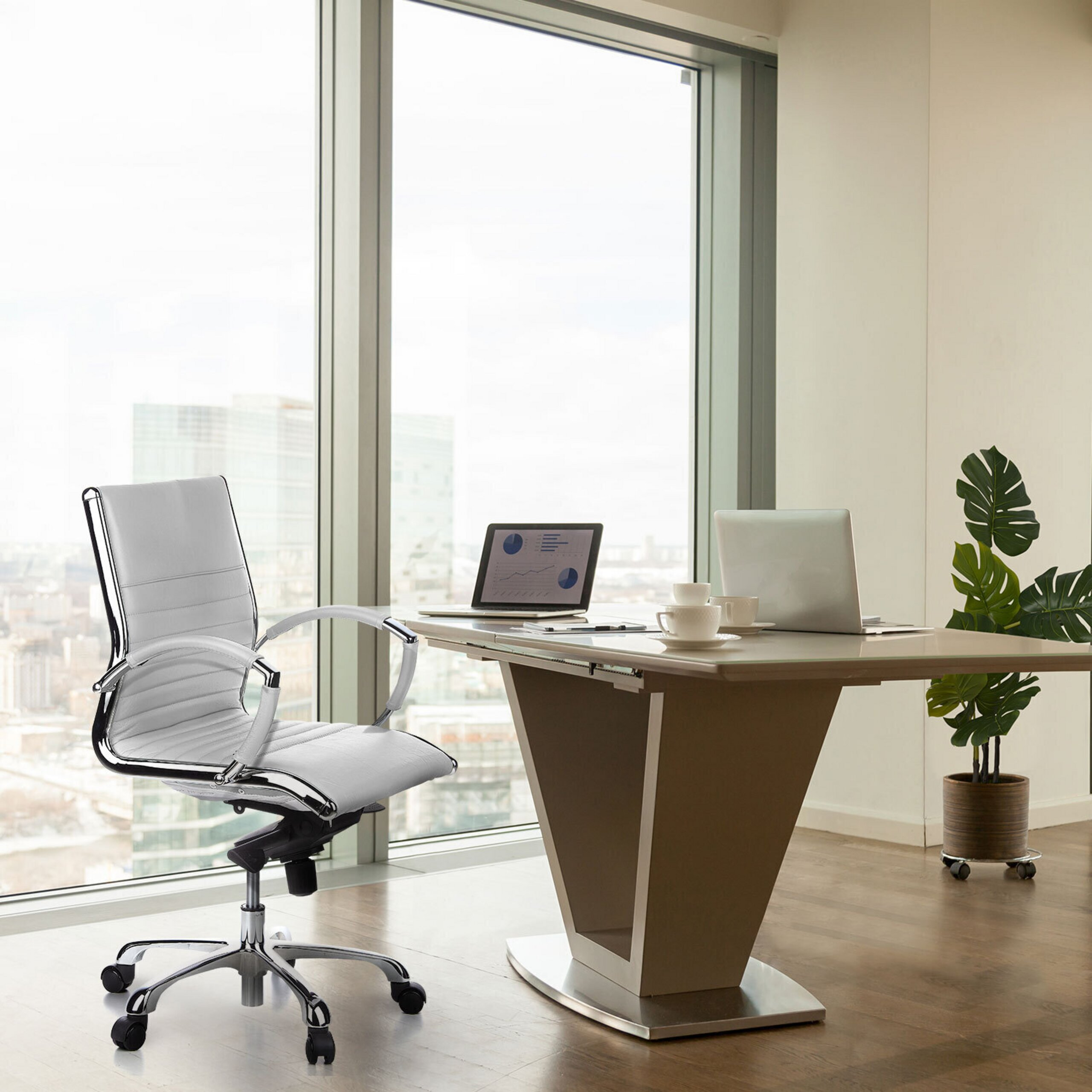 Ein modernes Büro mit weißem Ledersessel, Schreibtisch mit Laptop und Kaffeetassen sowie Topfpflanze vor großen Fenstern.