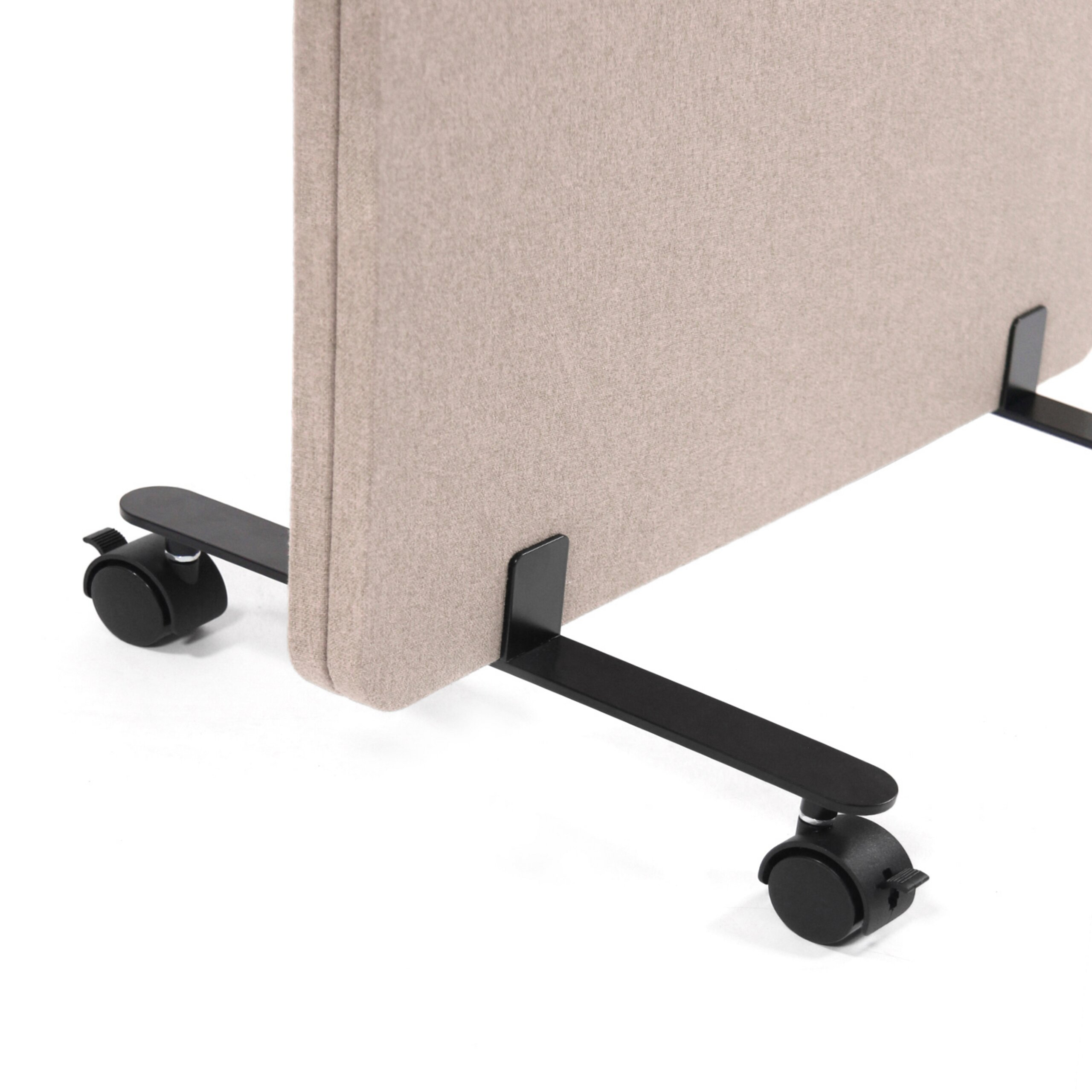 Akustiktrennwand aus beige Stoff mit schwarzen Metallfüßen und Rollen auf weißem Hintergrund.