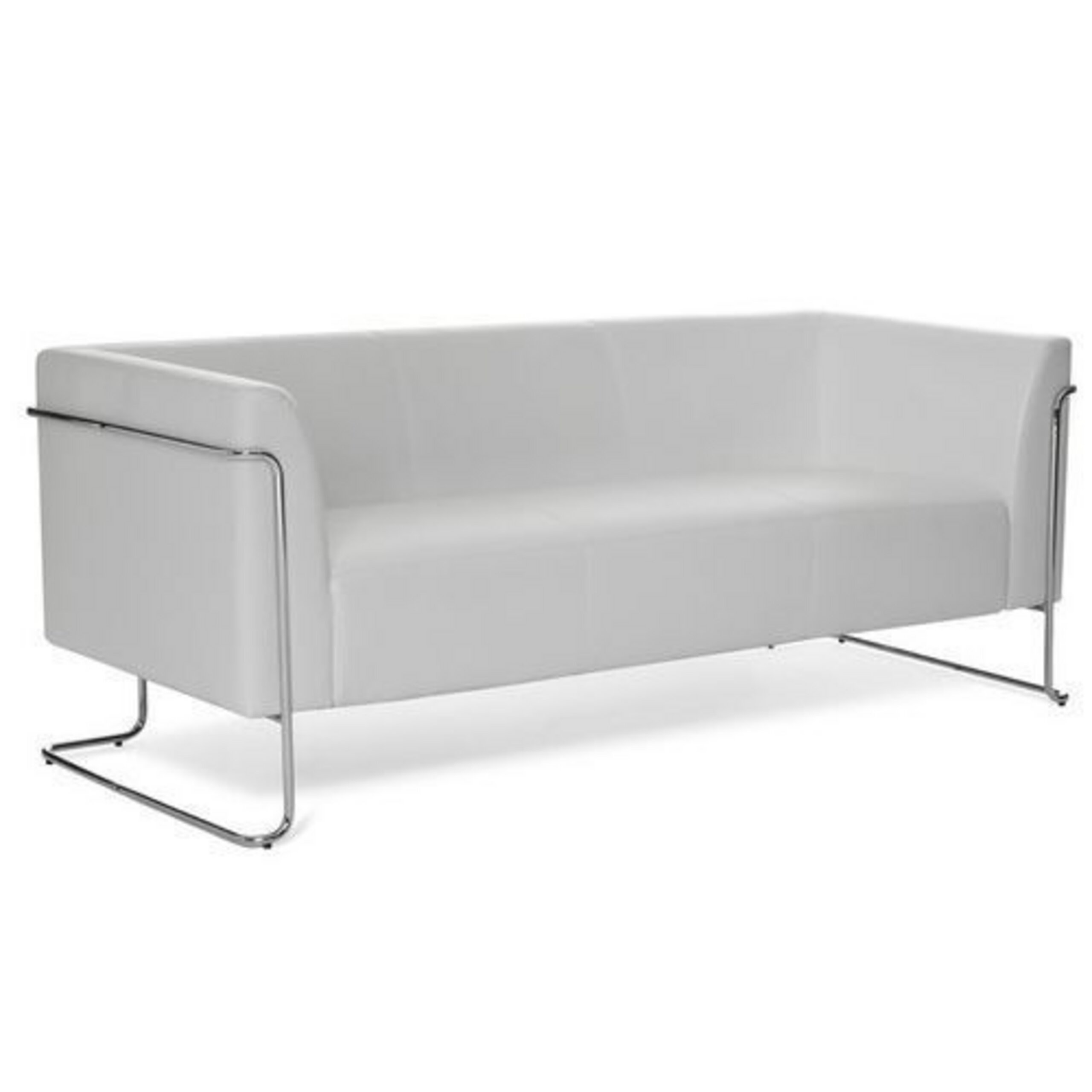 Ein weißes Ledersofa mit schlankem Chromgestell auf weißem Hintergrund.