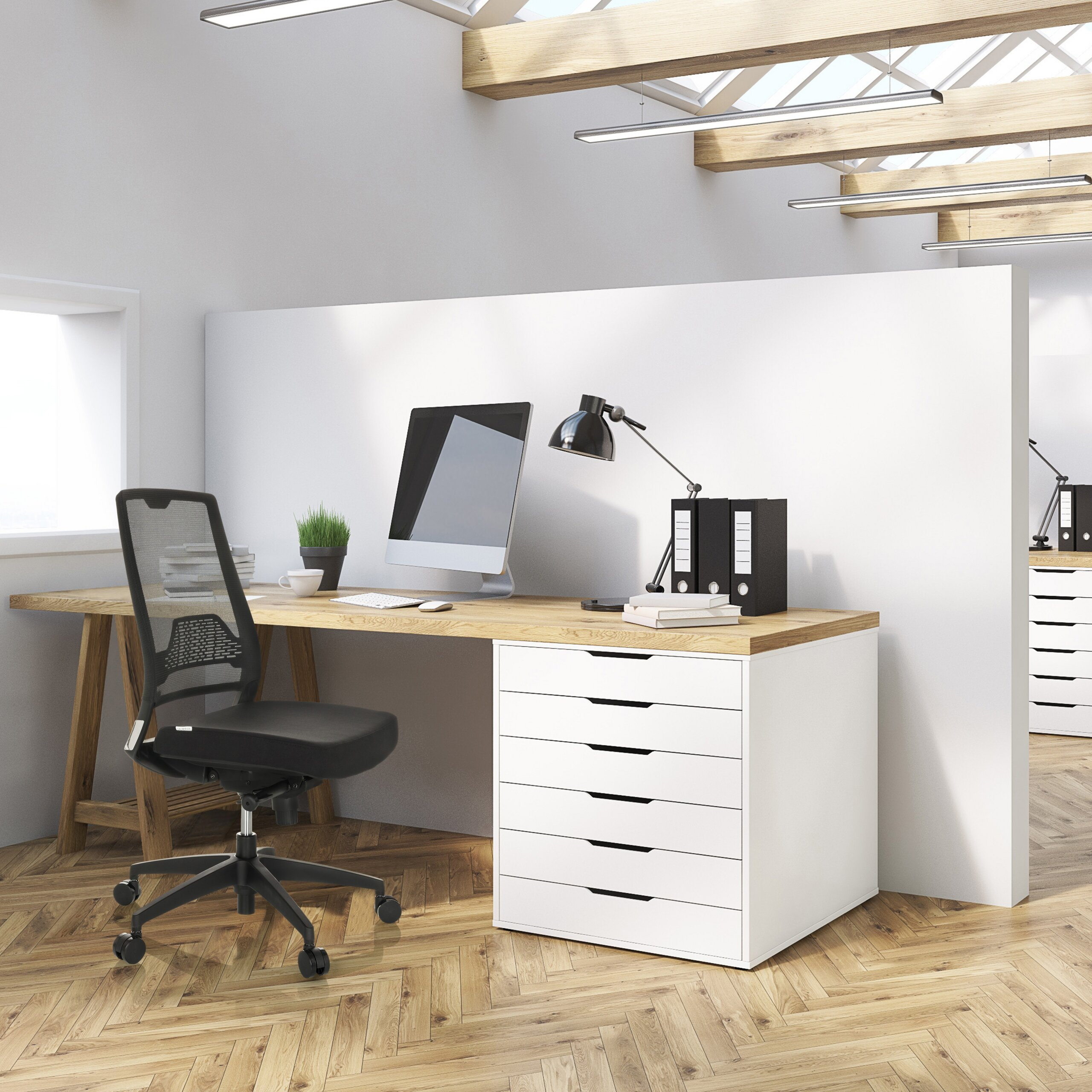Moderne Schreibtisch mit schwarzem Bürostuhl, Computer, Lampe und Ordnern in hellem Büro.