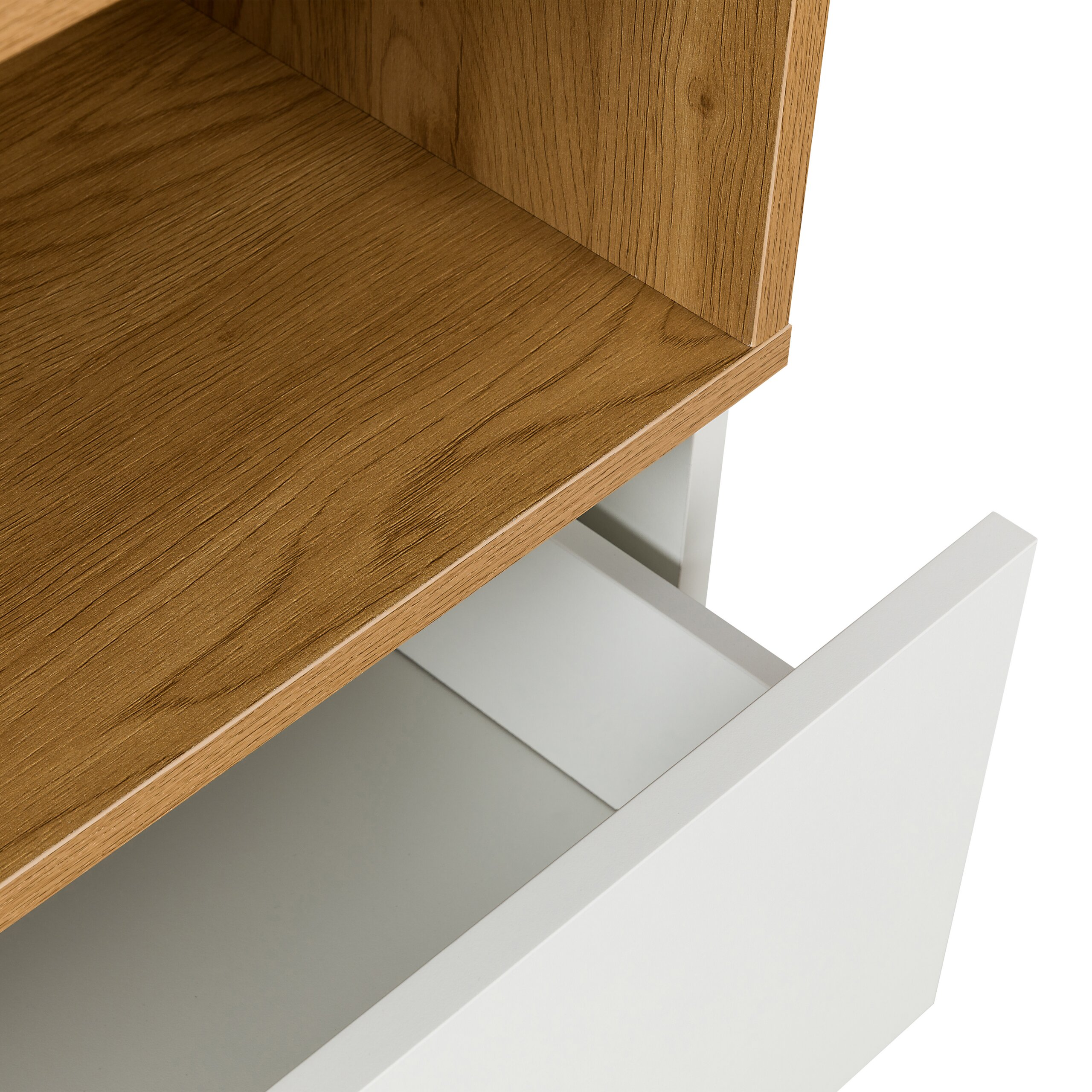 Ein Holzregal mit einer offenen hellbraunen Holzkiste und einer geöffneten weißen Schublade darunter vor weißem Hintergrund.