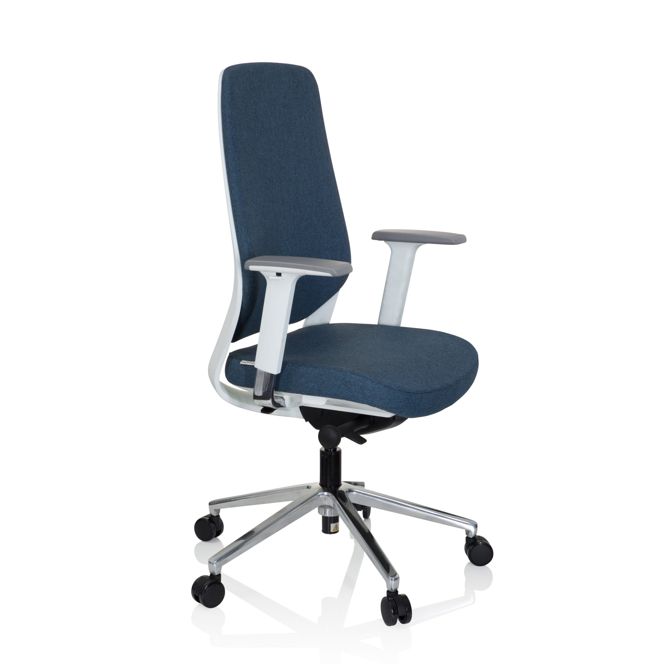 Ein blauer Buerostuhl mit weissem Rahmen und silbernem Fusz auf Rollen gegen einen weissen Hintergrund.