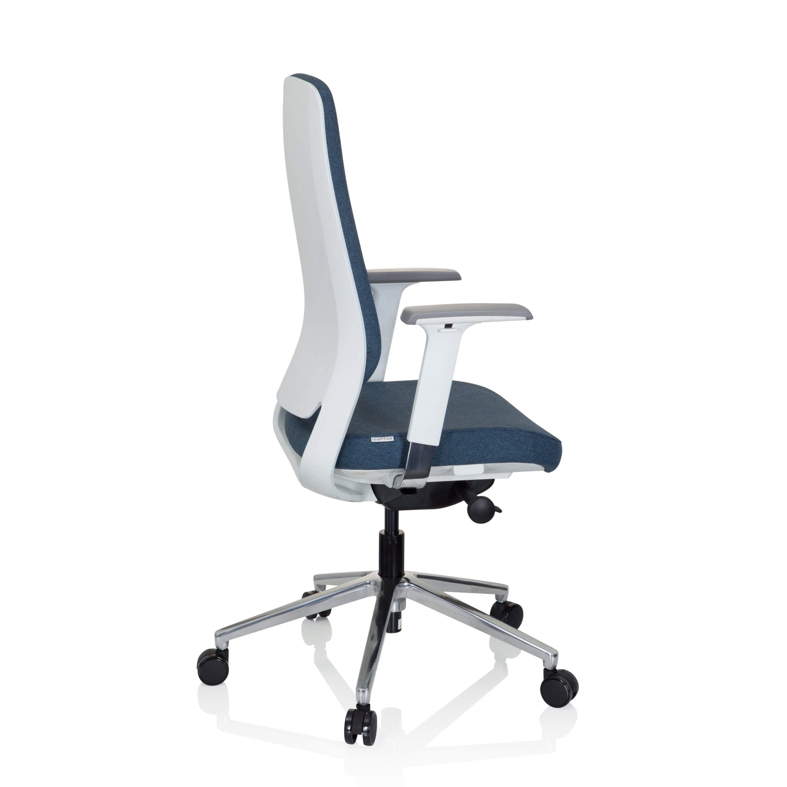 Moderne bürostuhl mit blauer sitzfläche, weißer rückenlehne, armlehnen und rollen auf weißem hintergrund.