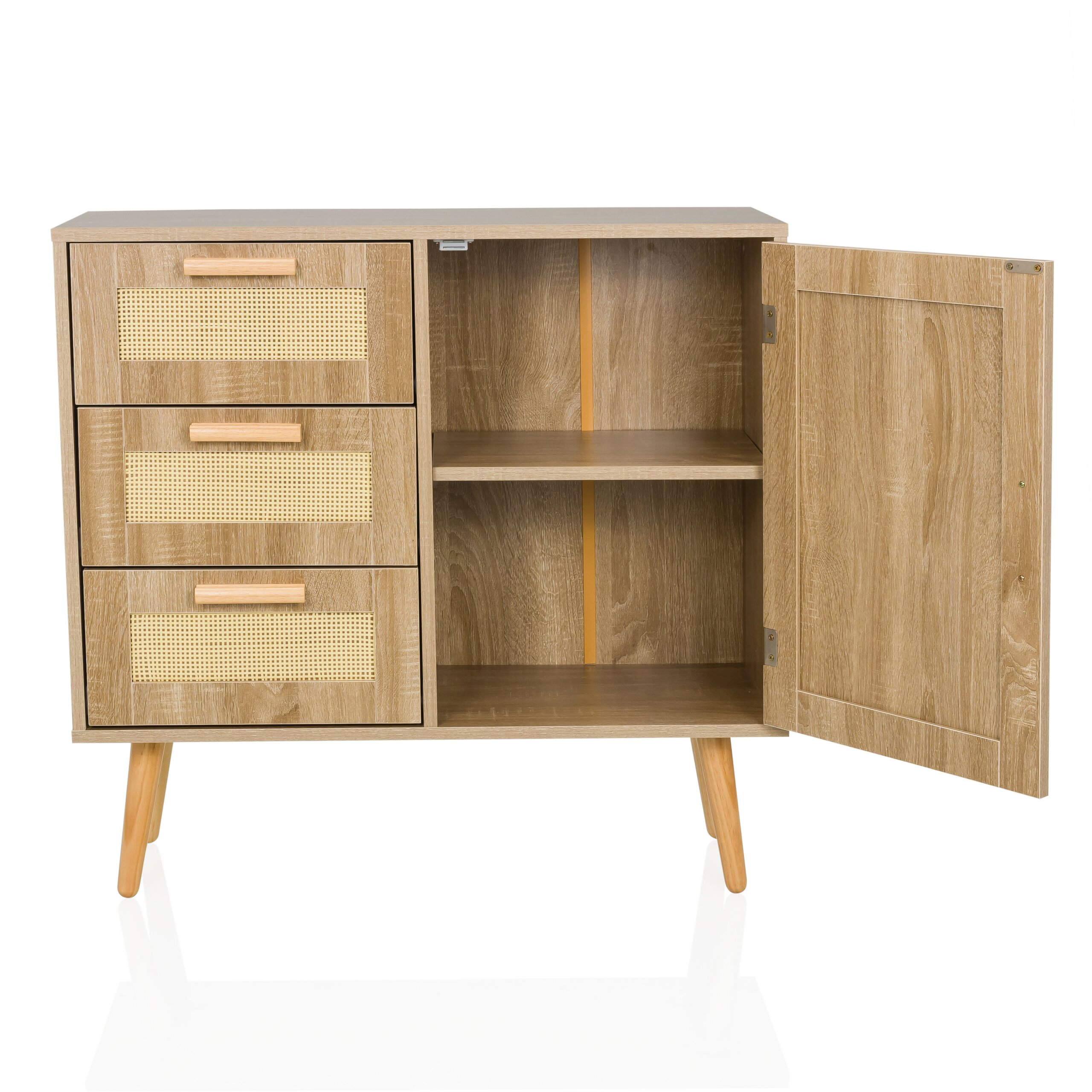 Ein hölzernes Sideboard mit drei Rattanschubladen links und einem offenen Schrank mit Regal auf der rechten Seite.