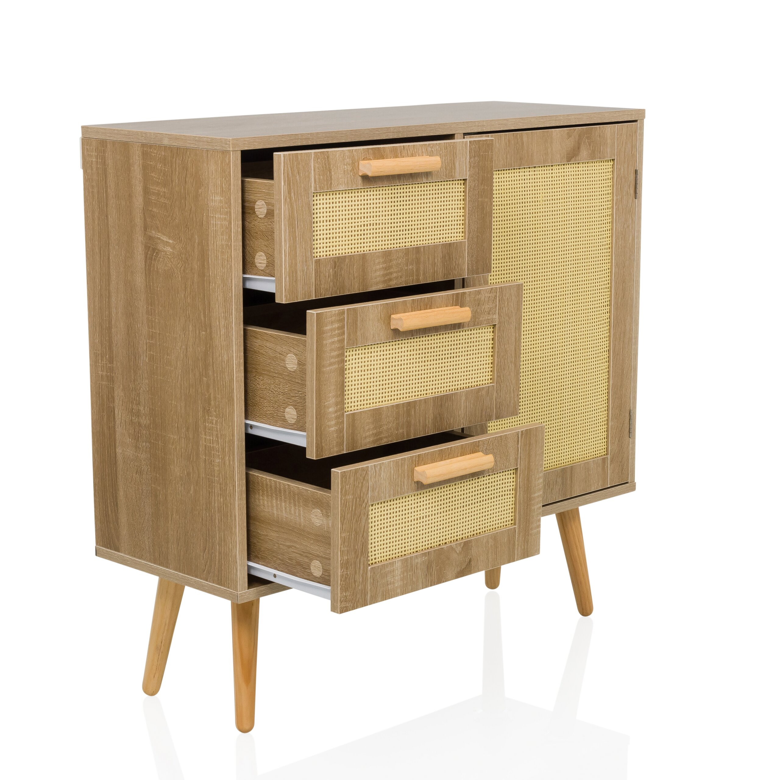 Holzkommode mit drei offenen Schubladen und einer Tür mit Rattangewebe auf hellen Holzbeinen.