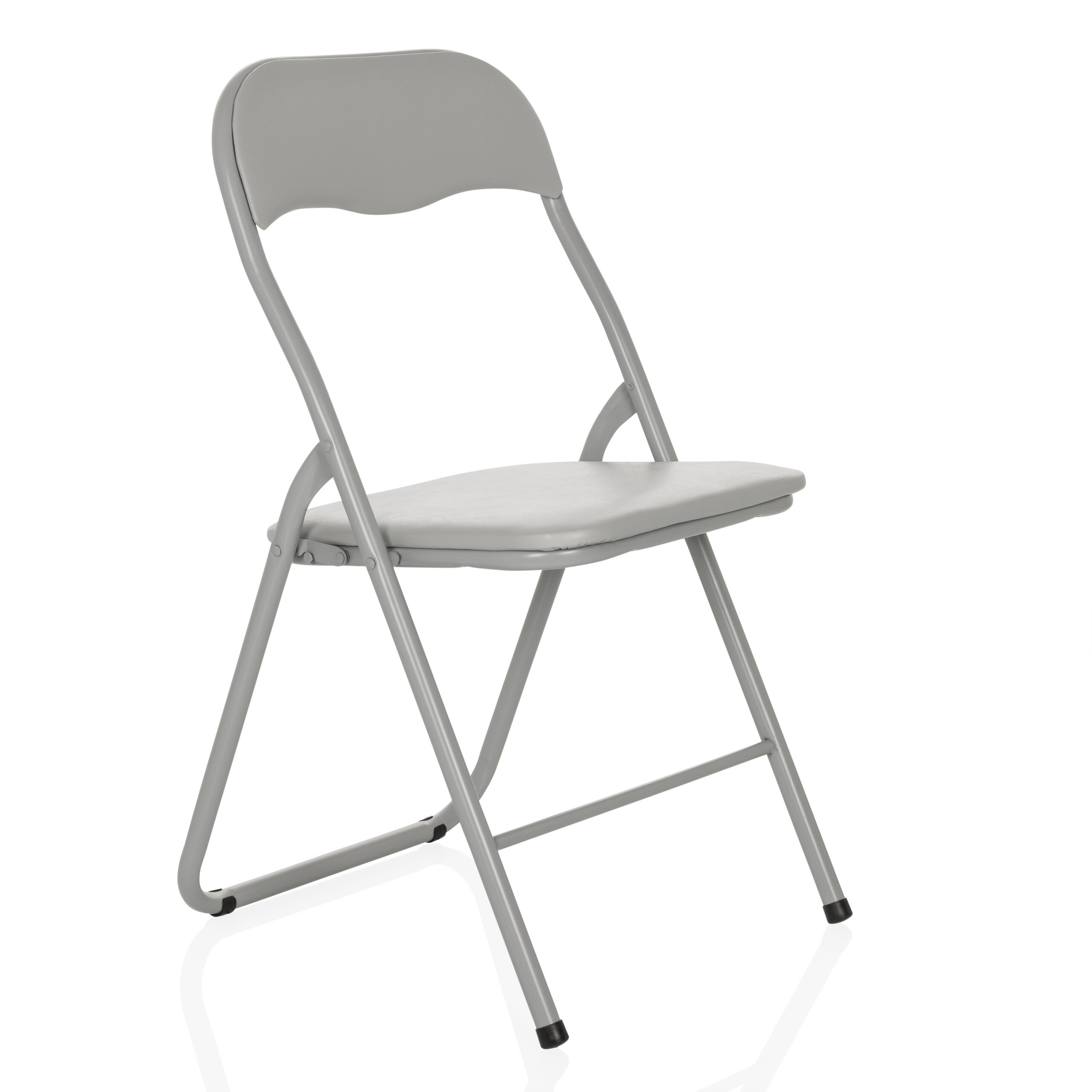 Ein einfacher grauer Klappstuhl aus Metall vor weißem Hintergrund.