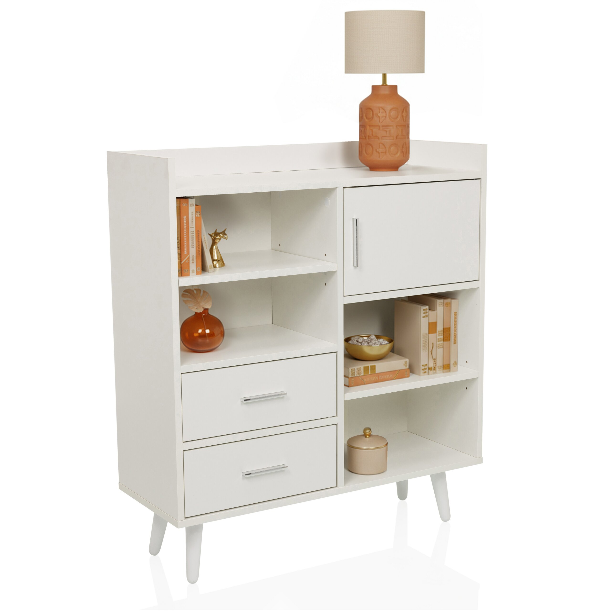 Weißer Schrank mit offenen Regalen, Schubladen und einer Lampe oben drauf.