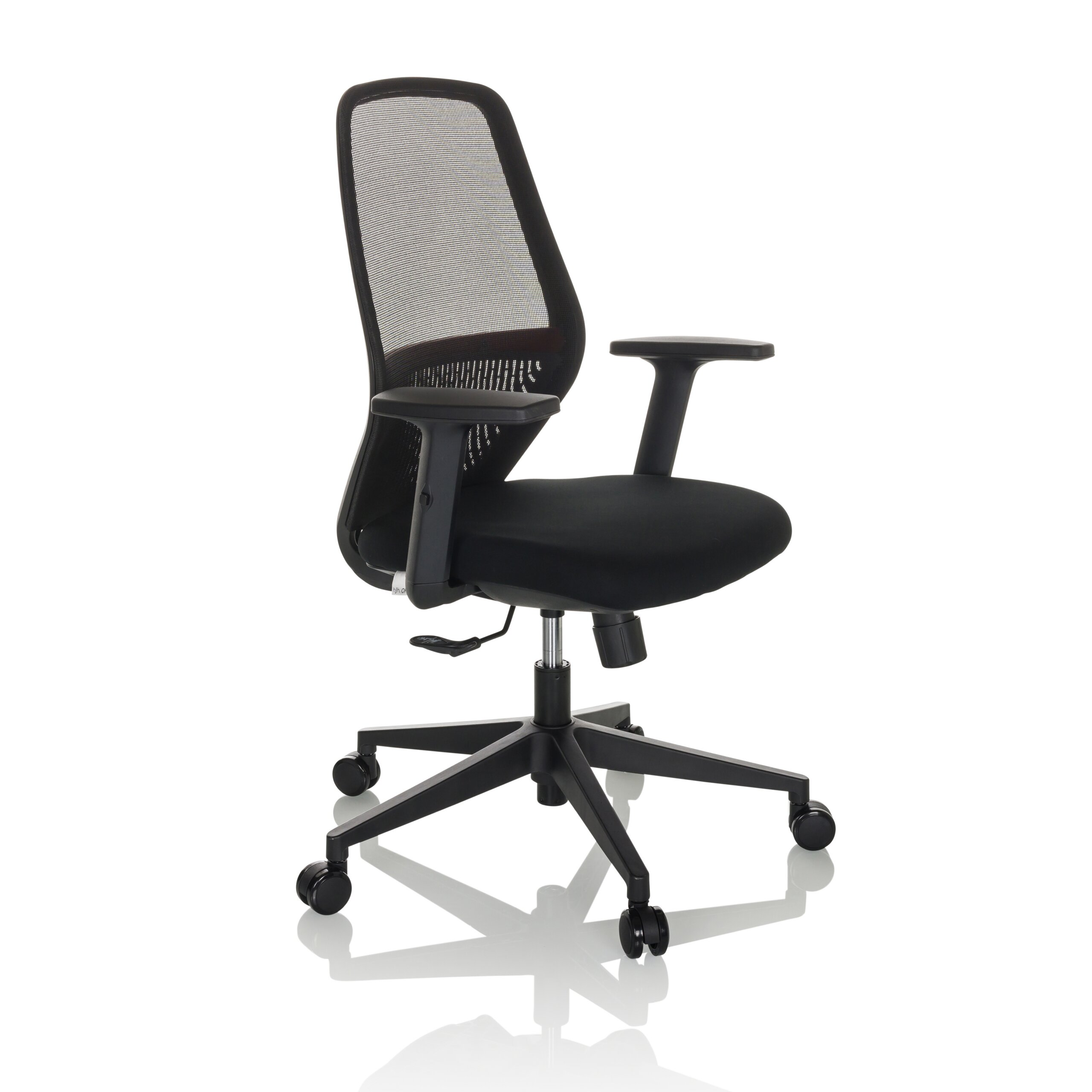 Schwarzer ergonomischer Bürostuhl mit Netzrücken und Rollen vor weißem Hintergrund.