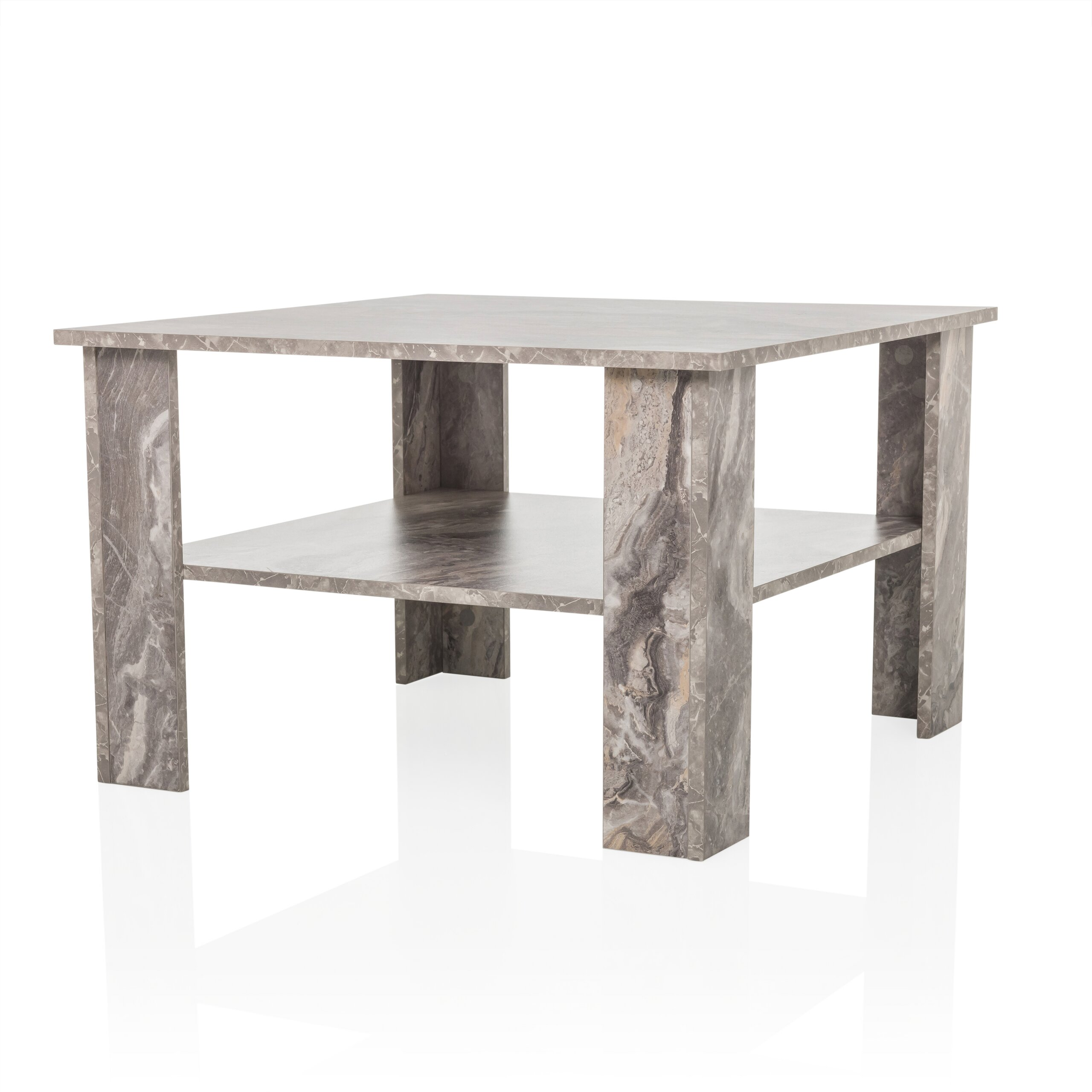 Ein quadratischer, grauer Marmor-Couchtisch mit unterem Ablageboden und vier dicken Beinen auf weißem Grund.