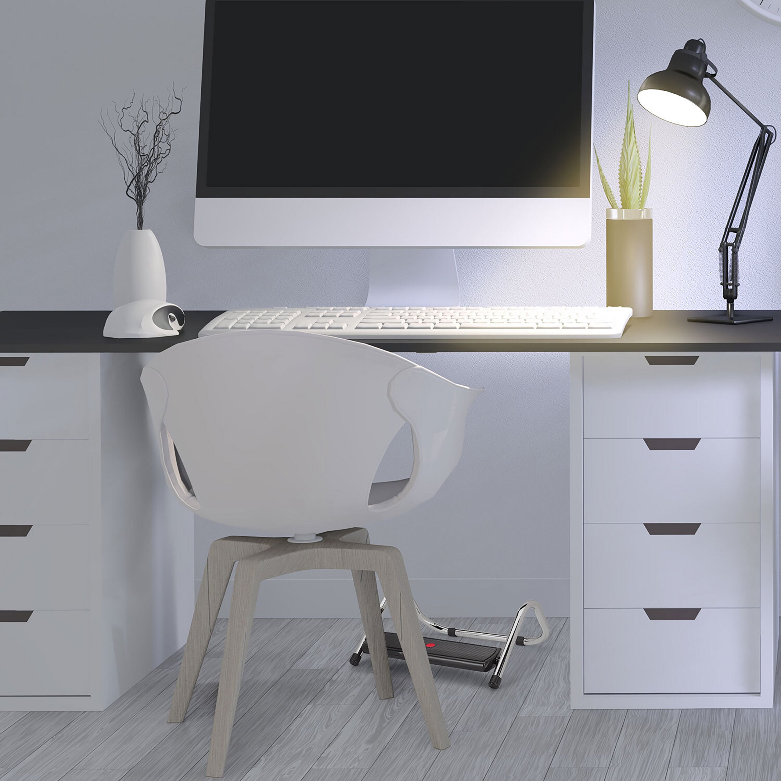 Ein moderner Schreibtisch mit weißem Computer, Tastatur, weißem Stuhl, Lampe und Vase mit trockenen Zweigen.