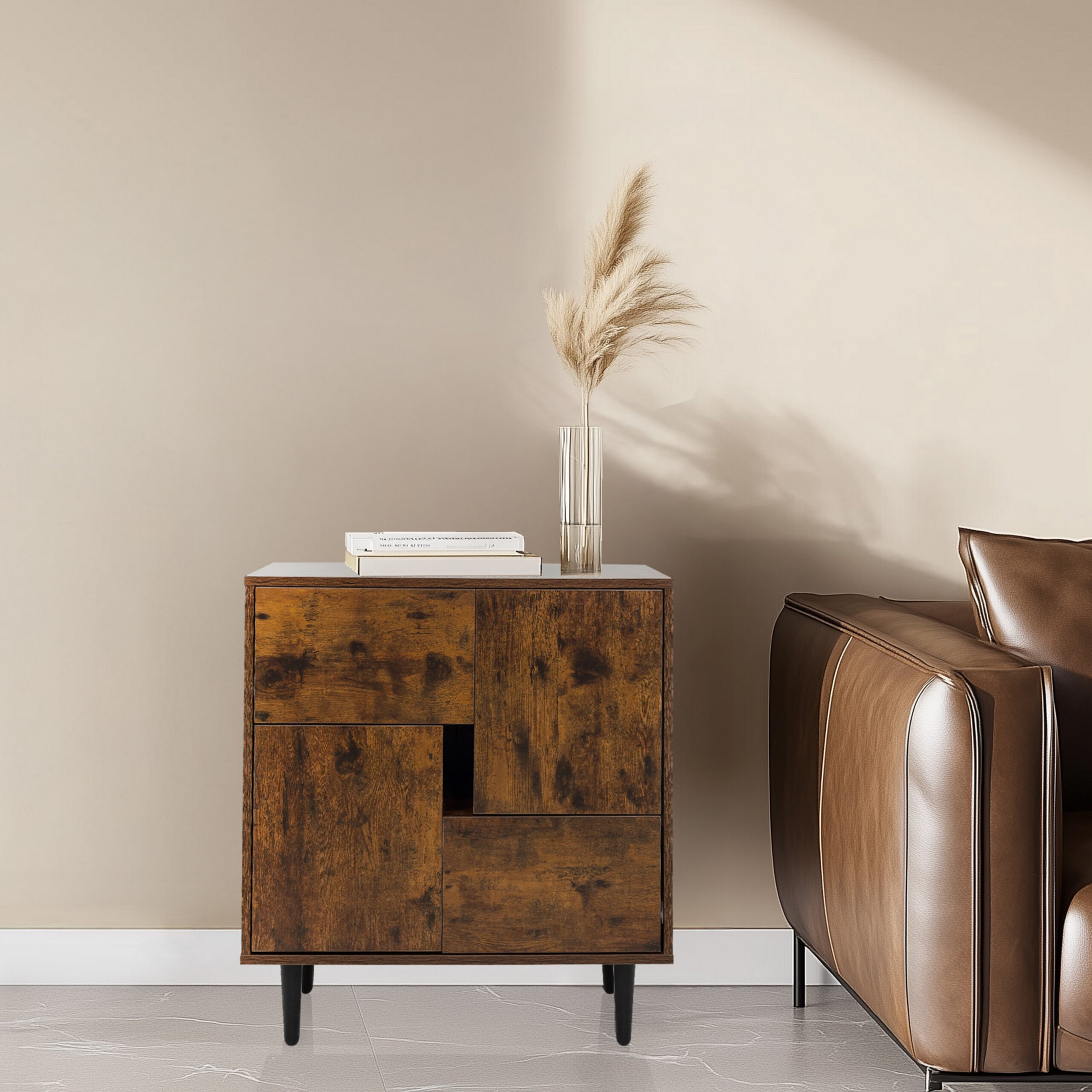 Ein rustikaler Holzschrank mit schwarzem Gestell steht neben einem braunen Ledersofa vor einer hellen Wand.
