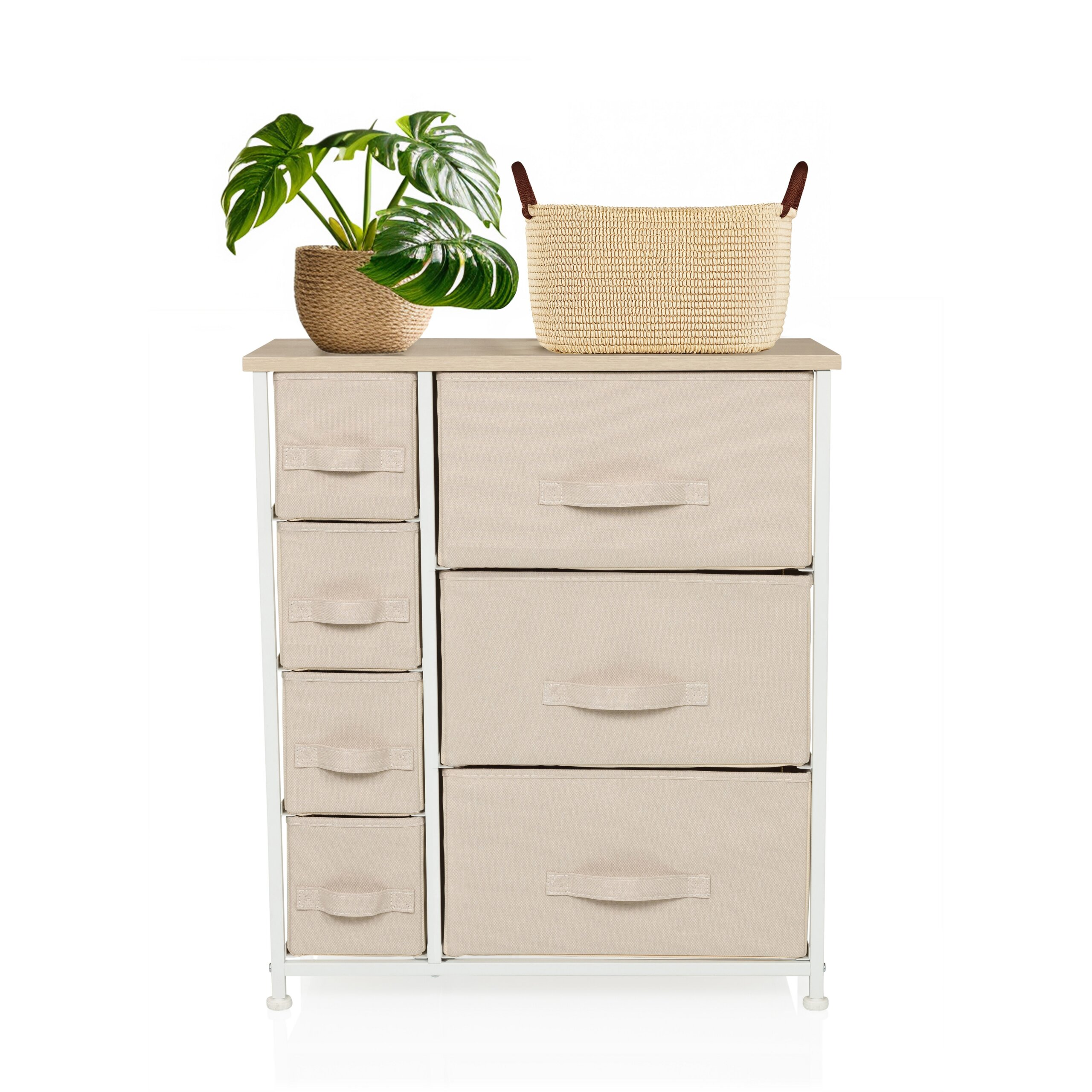 Eine beige Stoffkommode mit einer Pflanze und einem Korb darauf, vor weißem Hintergrund.