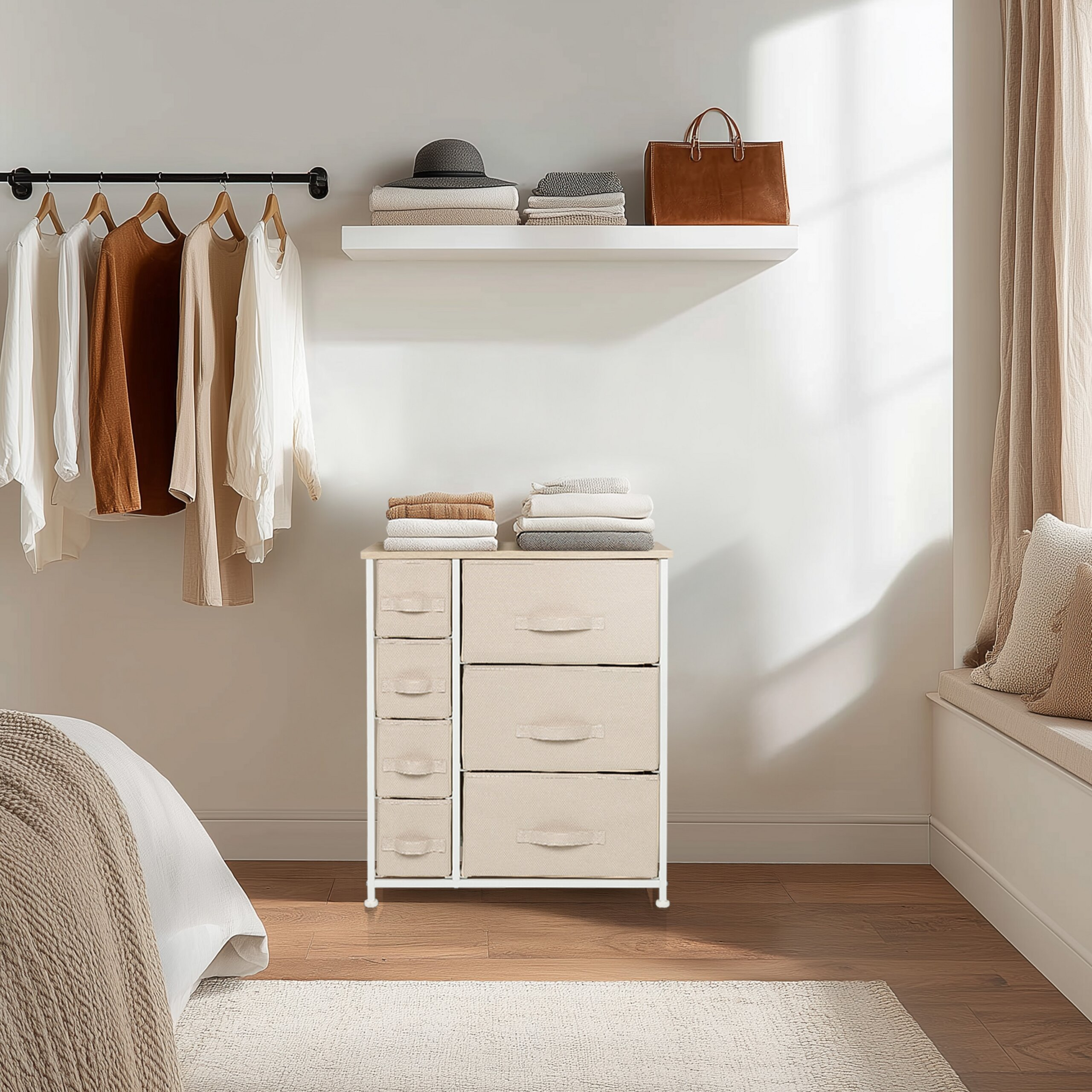 Kleiderschrank, Wandregal mit Kleidung und Taschen, Kommode und Bett im hellen Raum.