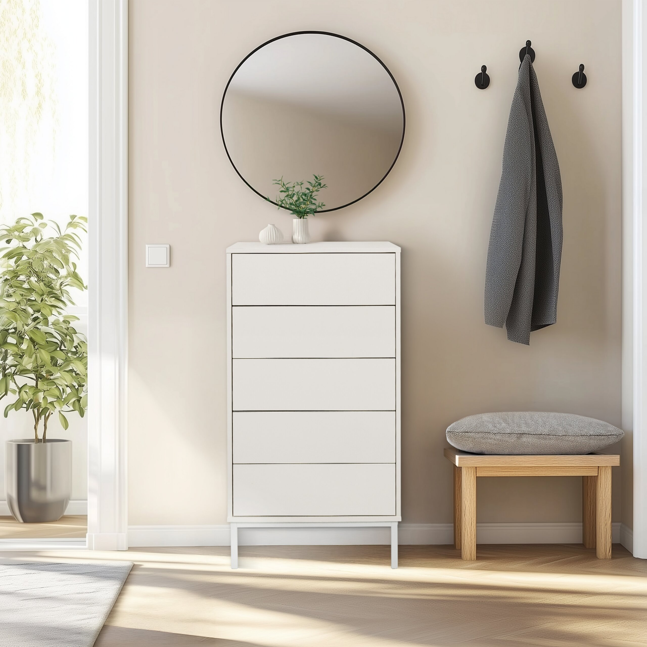 Ein heller Flur mit weißer Kommode, rundem Spiegel, grauer Jacke an Haken und einer Holzbank mit Kissen.