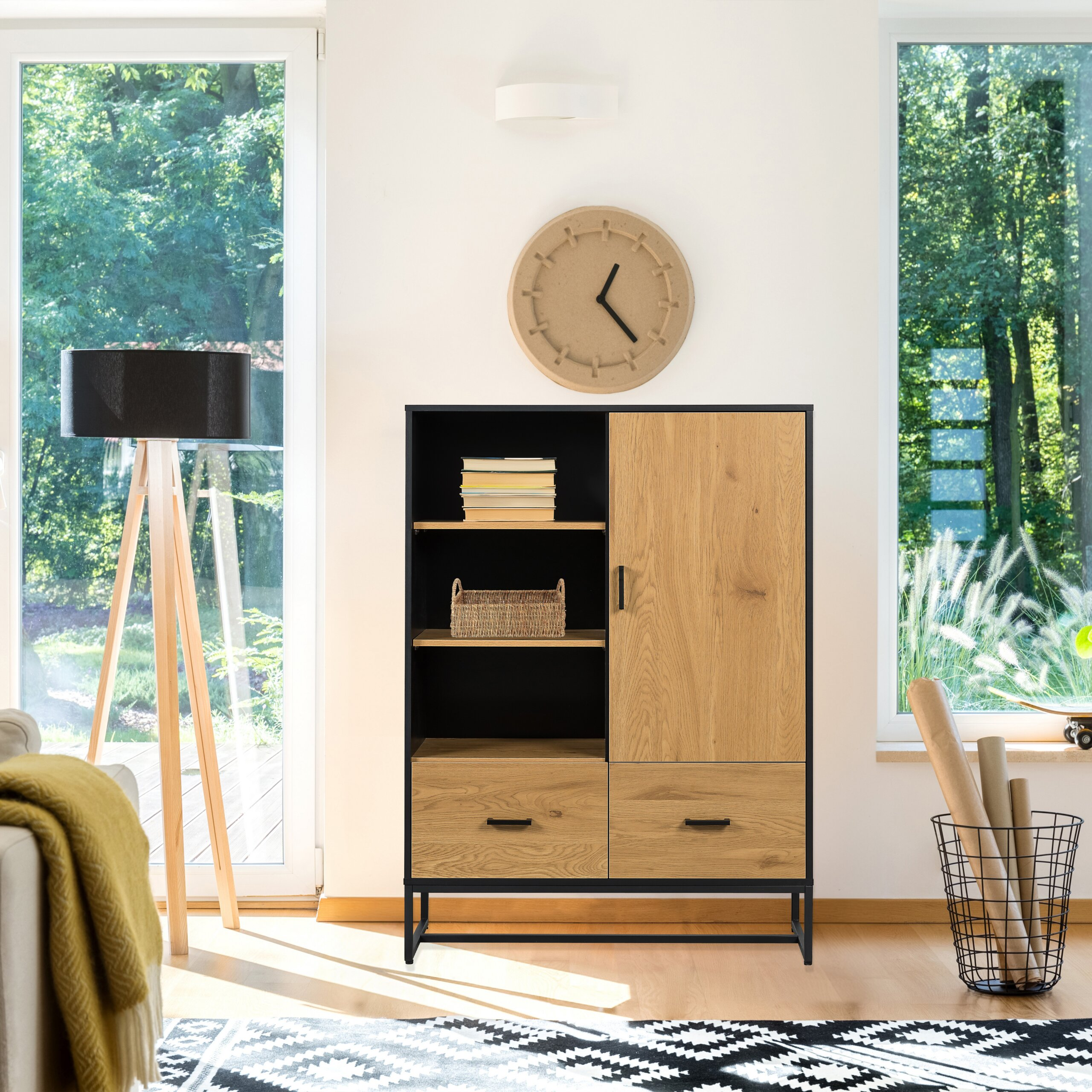 Moderne Holzanrichte vor weißer Wand mit großer Uhr, flankiert von Fenstern, einer Stehlampe und Papierrollen.