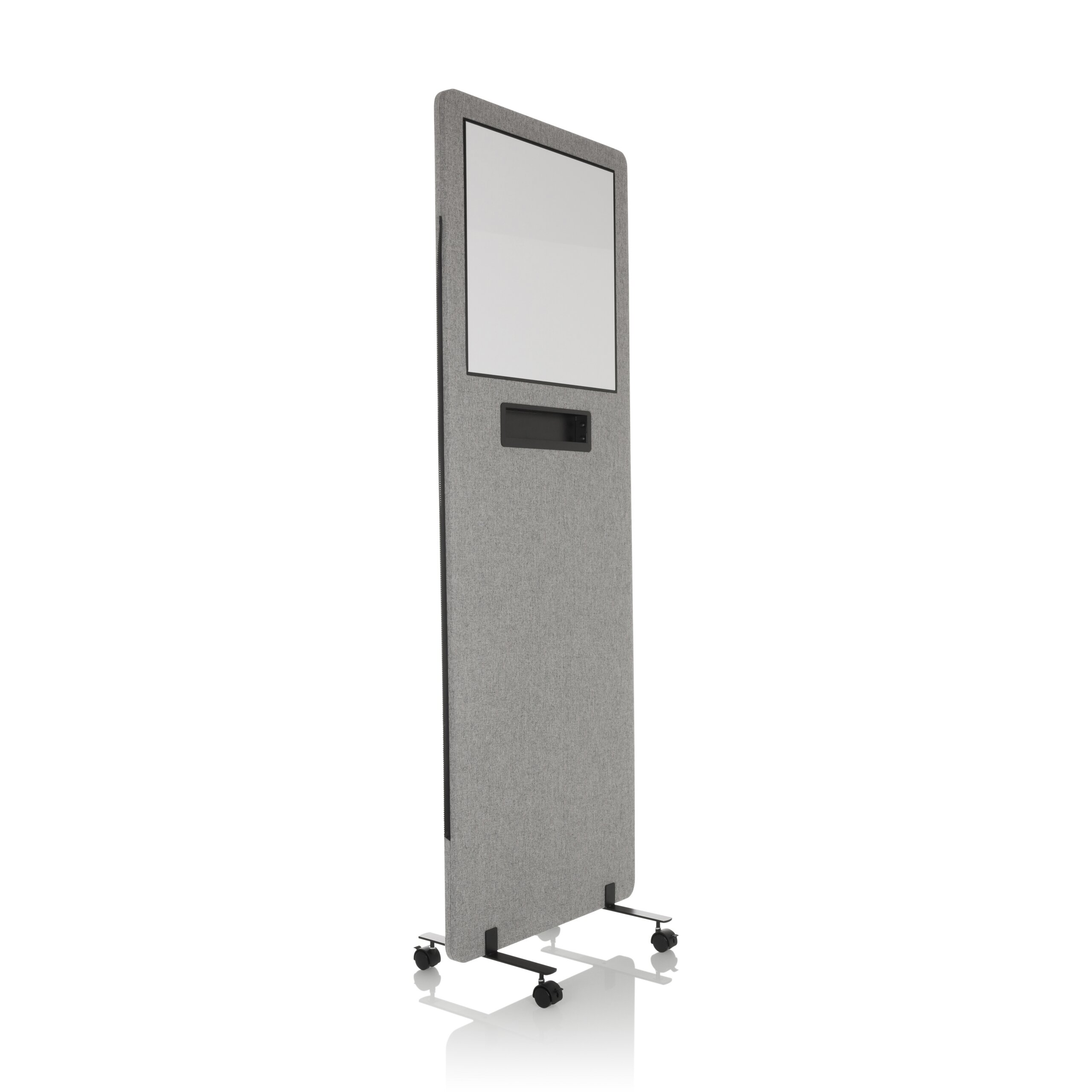 Eine hohe, graue mobile Trennwand mit weißer Tafel und schwarzen Griffen auf vier Rollen vor weißem Hintergrund.