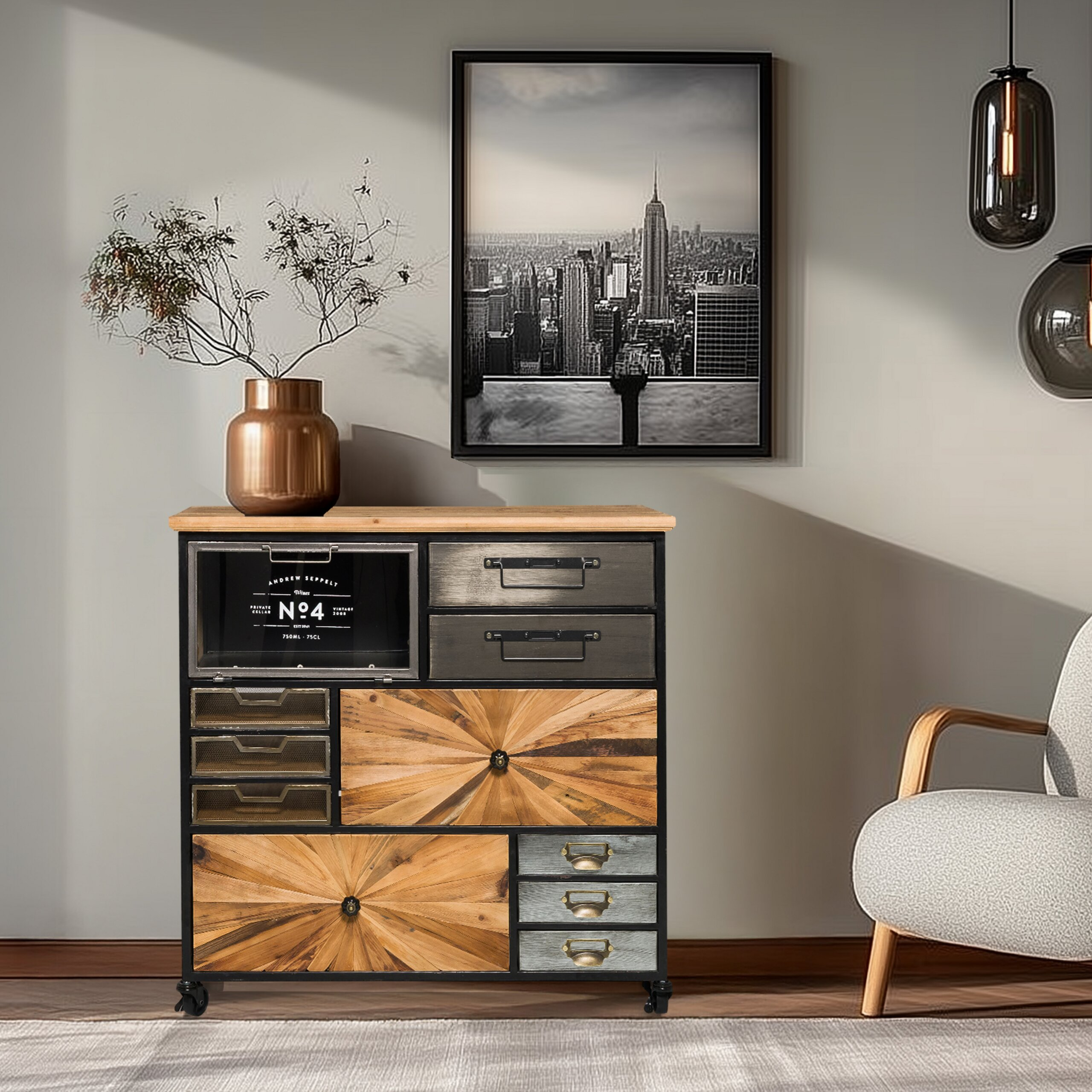 Ein Holzkasten mit verschiedenen Schubladen, darauf eine Vase, ein New York-Bild an der Wand und ein Sessel rechts.