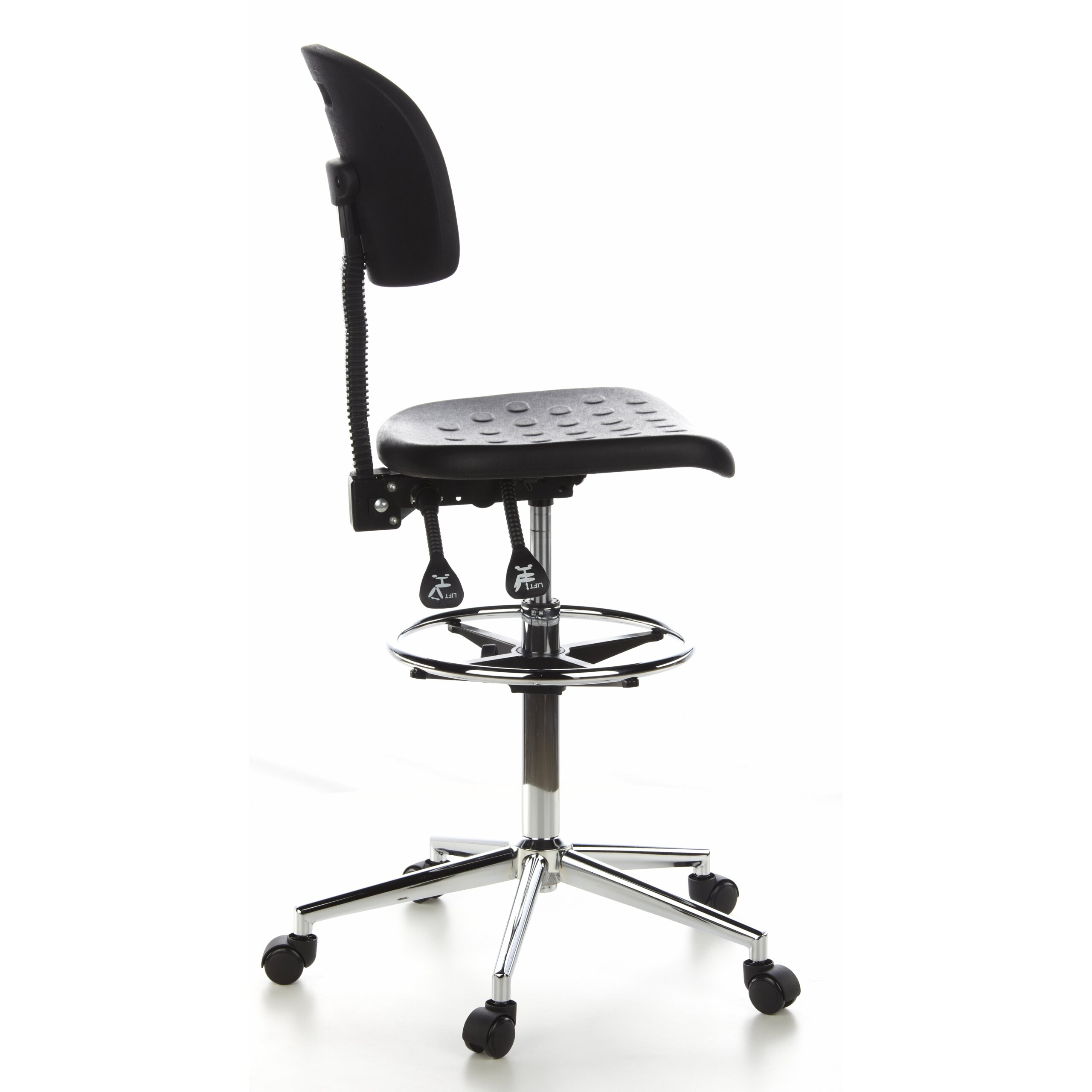 Ein schwarzer ergonomischer Stuhl mit verstellbarer Sitzfläche, Rückenlehne, Metallfußkreuz und Rollen vor weißem Hintergrund.