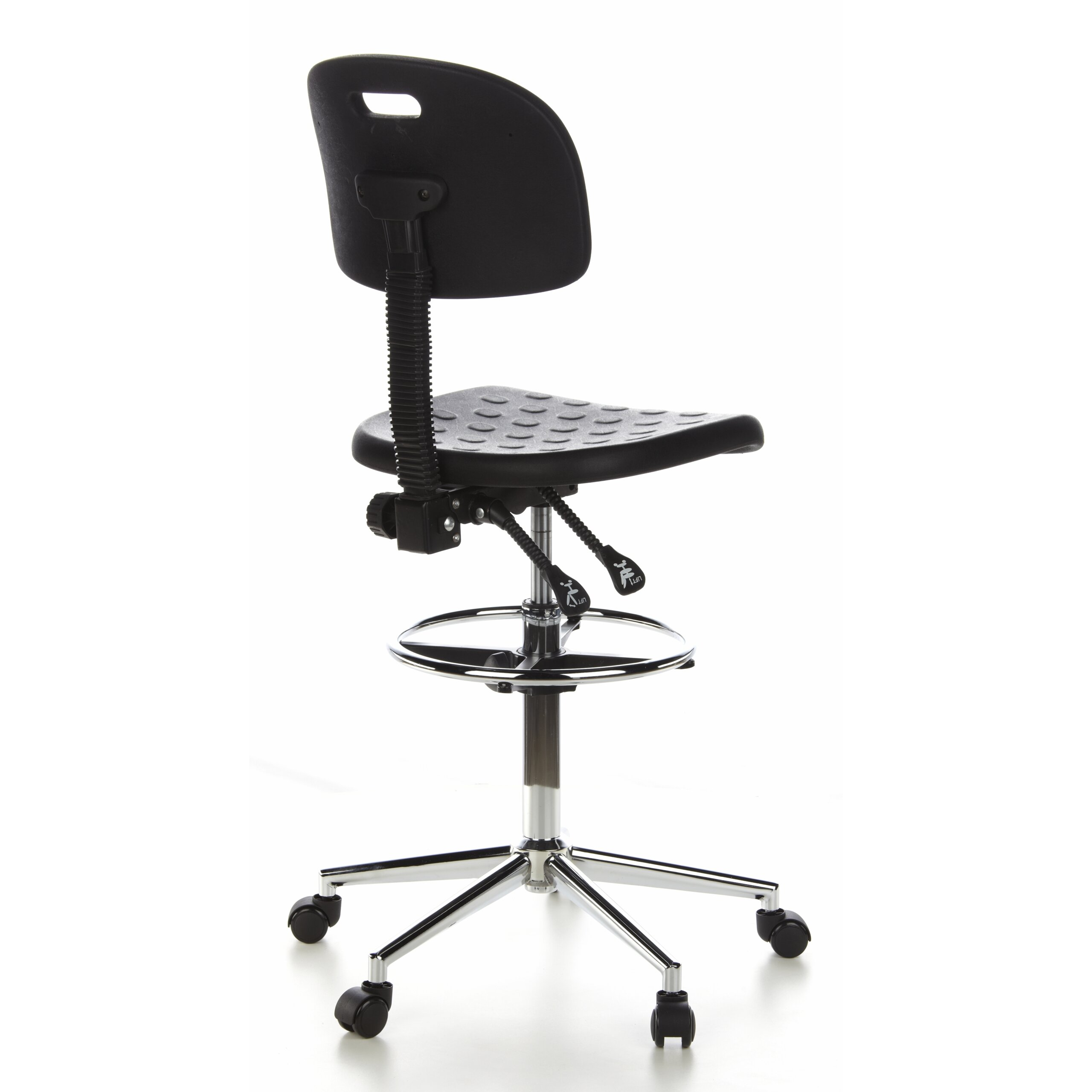 Rückansicht eines ergonomischen schwarzen Bürostuhls mit Fußring und verchromten Rollenbeinen.