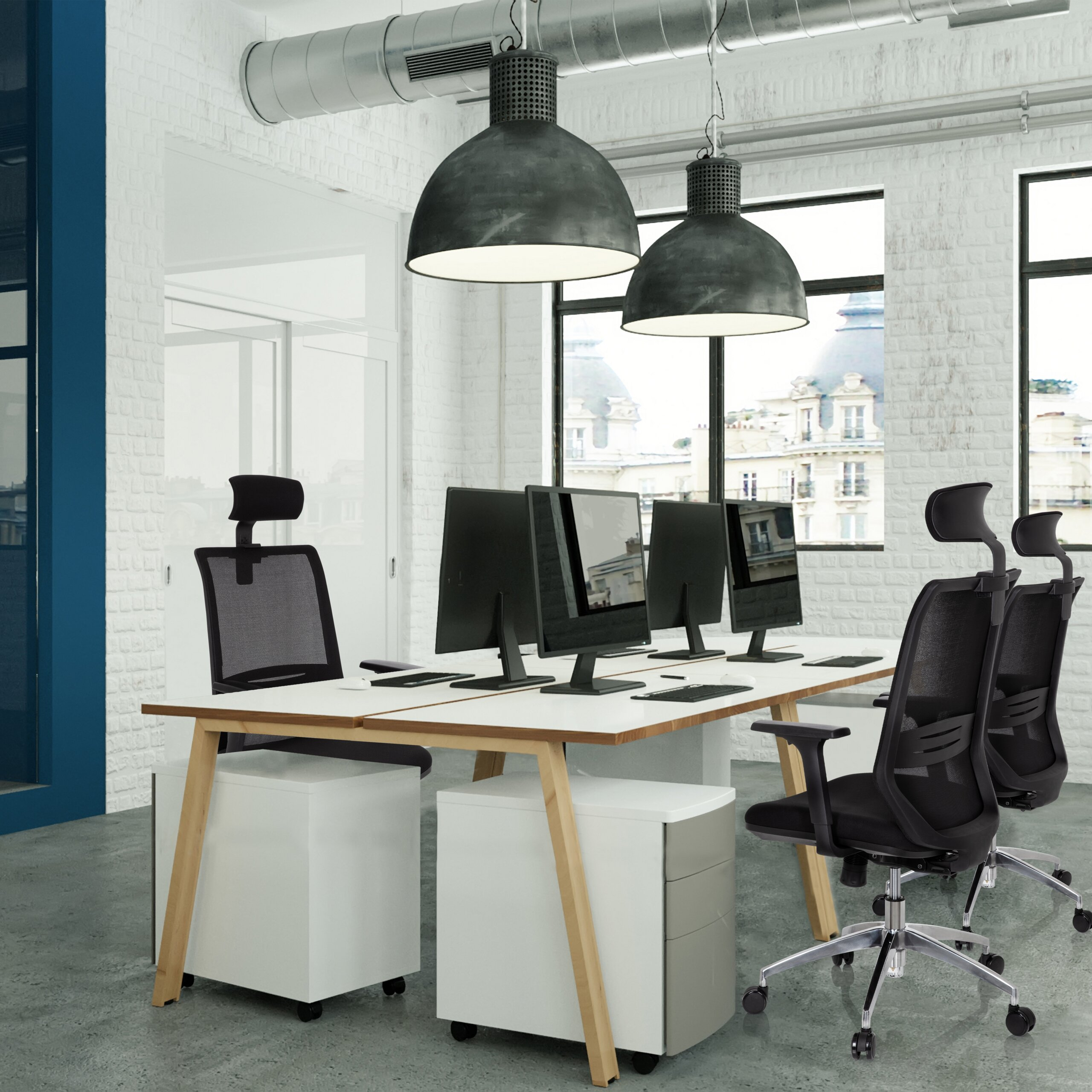 Moderne Arbeitsplätze mit weißen Tischen, schwarzen Bürostühlen und großen Lampen in einem Loft.