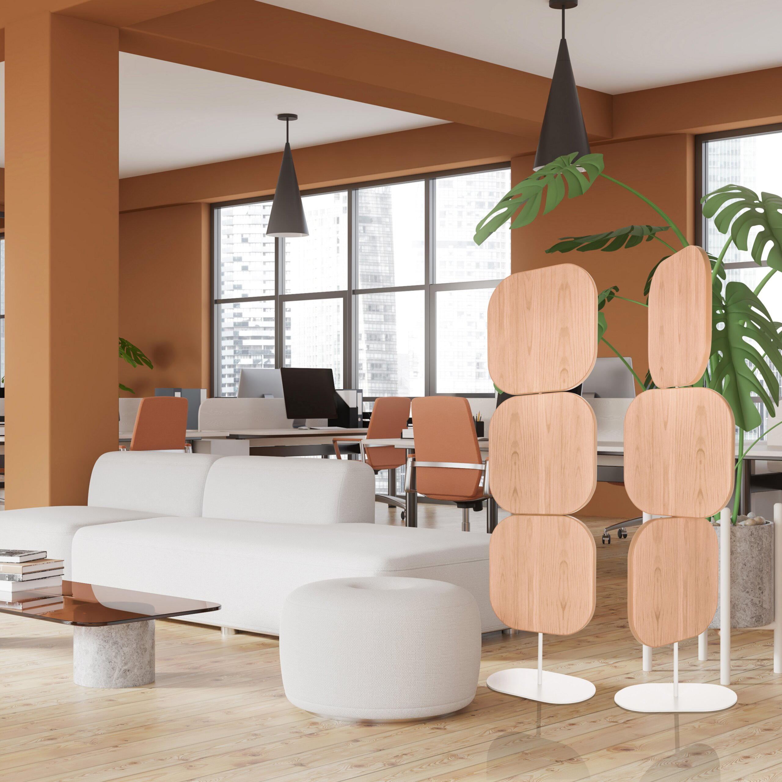 Eine moderne Büro-Lounge mit weißem Sofa, rundem Hocker, Holztrennwänden und orangefarbenen Stühlen.