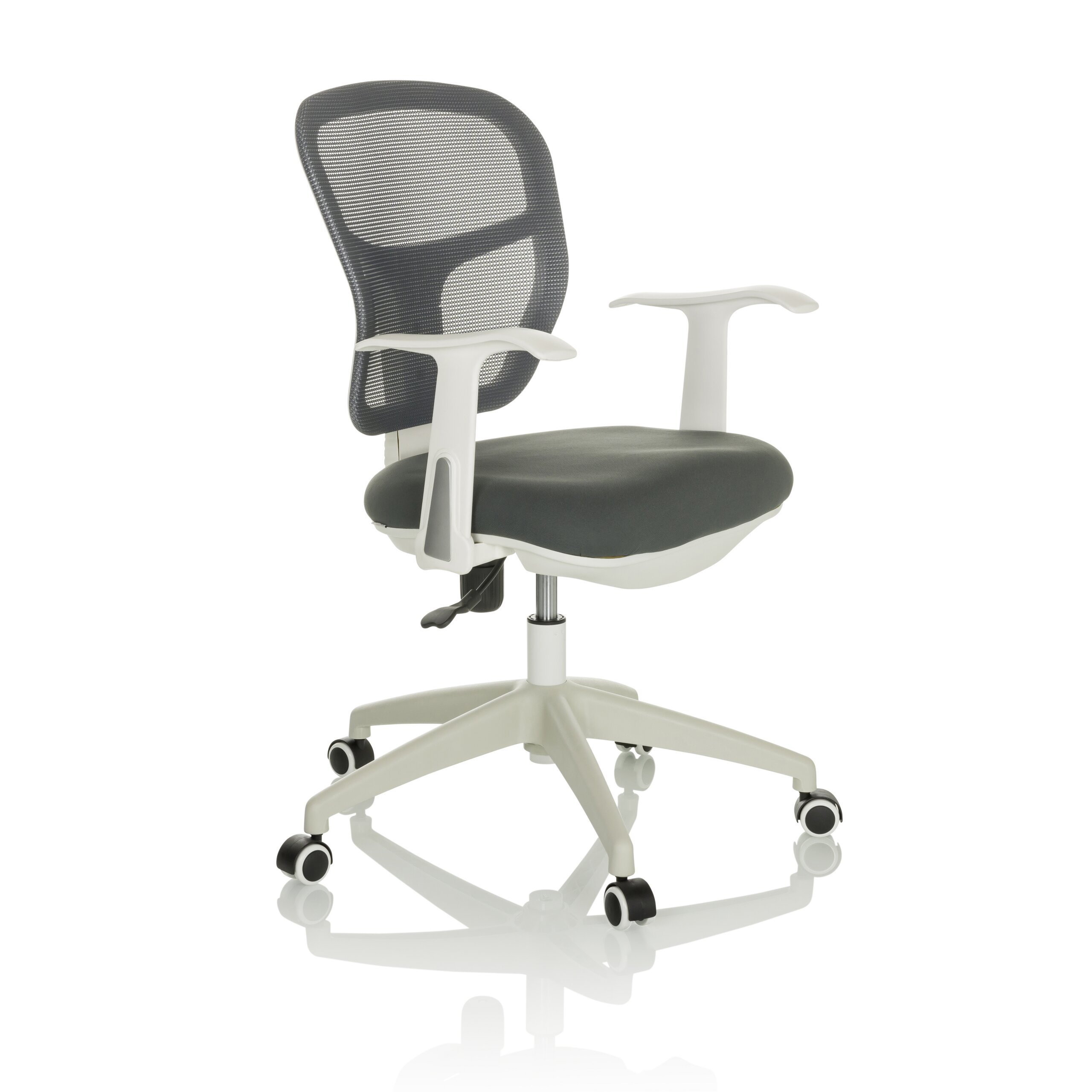 Moderne Bürostuhl in Grau und Weiß mit Mesh-Rückenlehne, Armlehnen und Rollen auf weißem Grund.