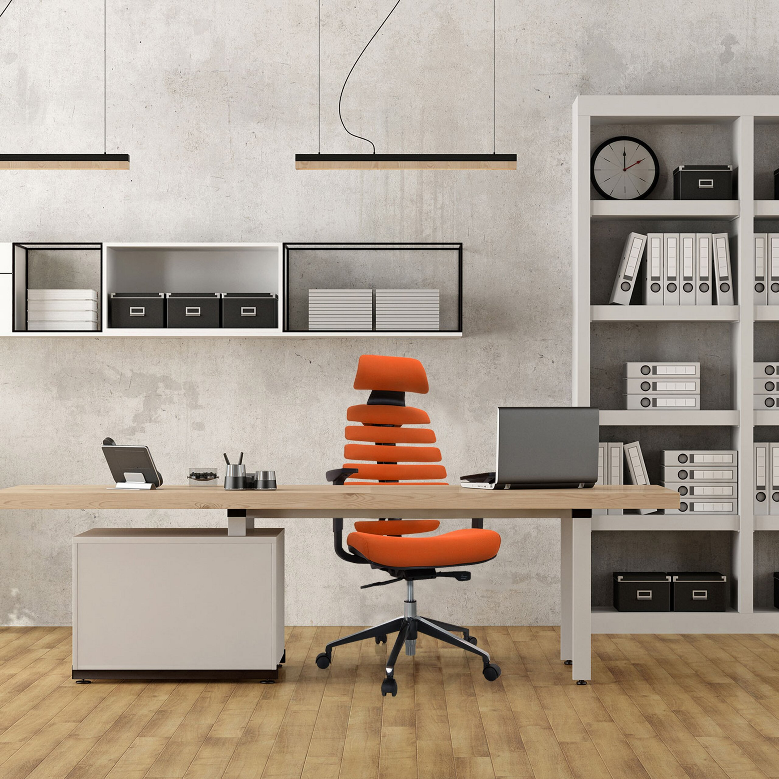 Ein modernes Büro mit Holztisch, orangenem Stuhl, Laptop und weißen Regalen an einer Betonwand.