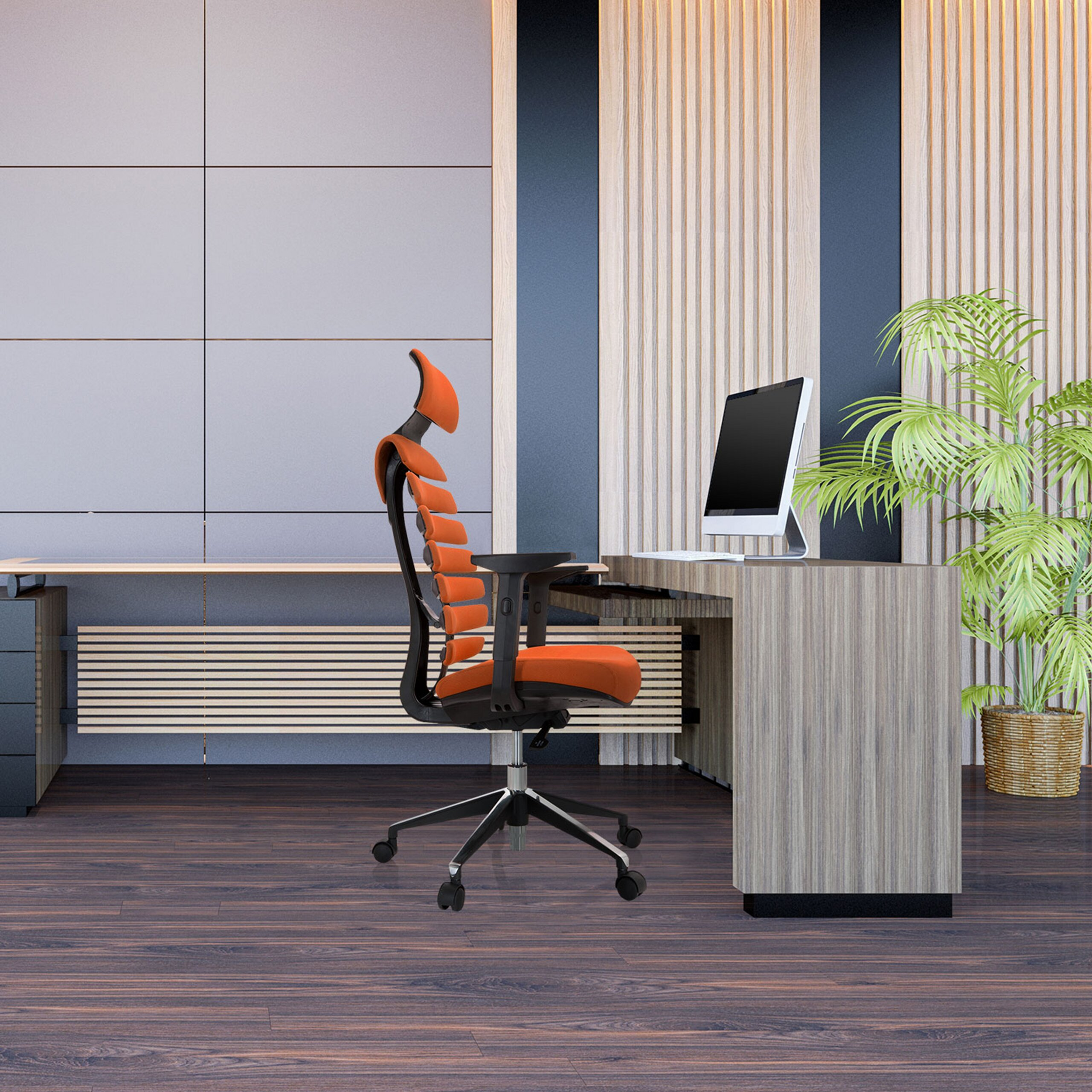 Moderne Büroeinrichtung mit oranges Bürostuhl, Holztisch, Computer und grüner Topfpflanze.
