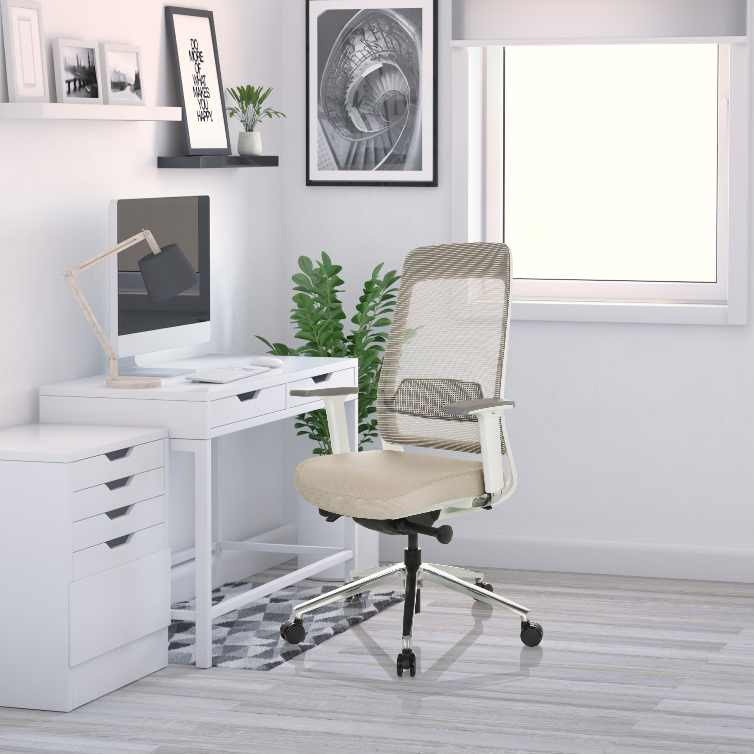 Moderne Büroarbeitsplatz mit Schreibtisch, Computer, Pflanzen und einem beigen Mesh-Bürostuhl am Fenster.