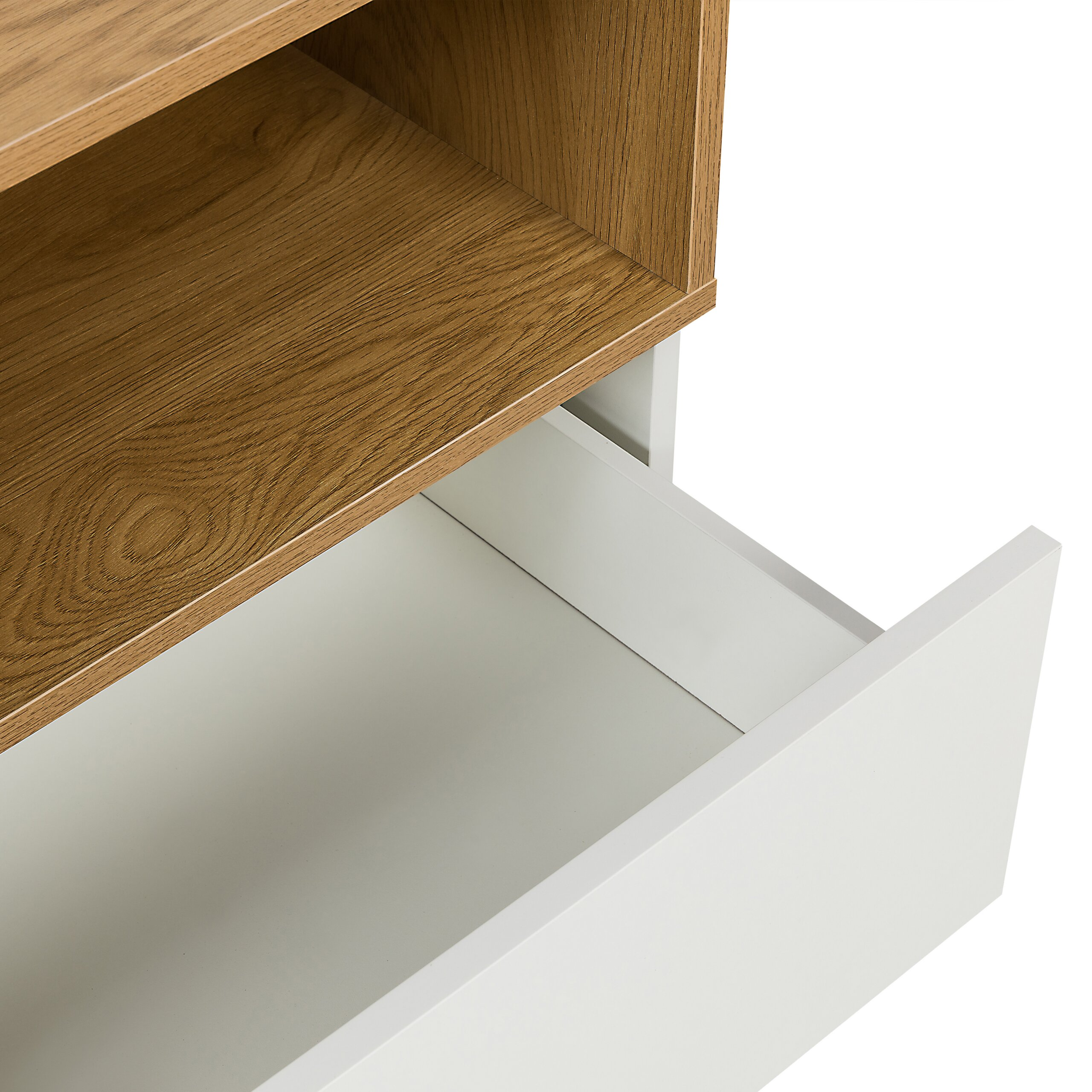 Ein Holzregal mit einer offenen, weißen Schublade.